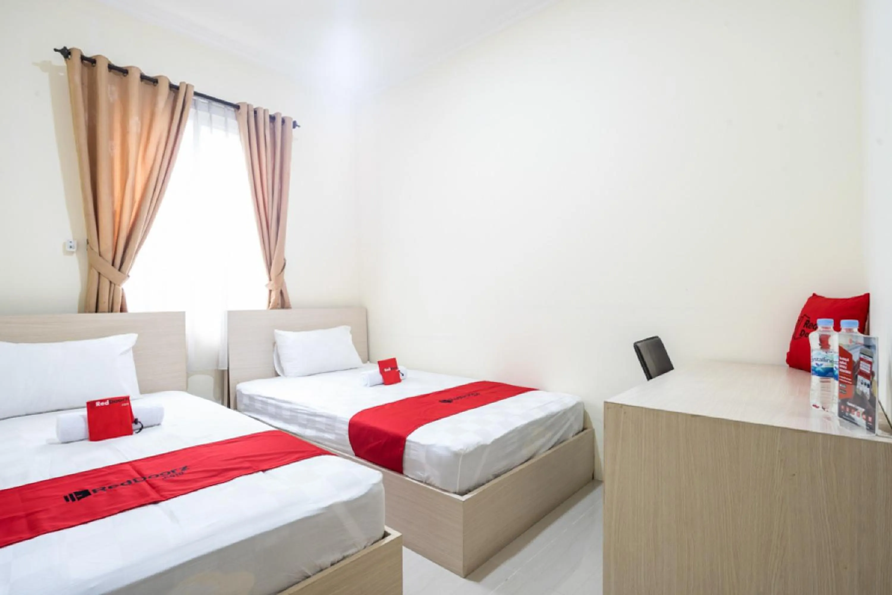 Twin Room in RedDoorz Plus near Siloam Karawaci
