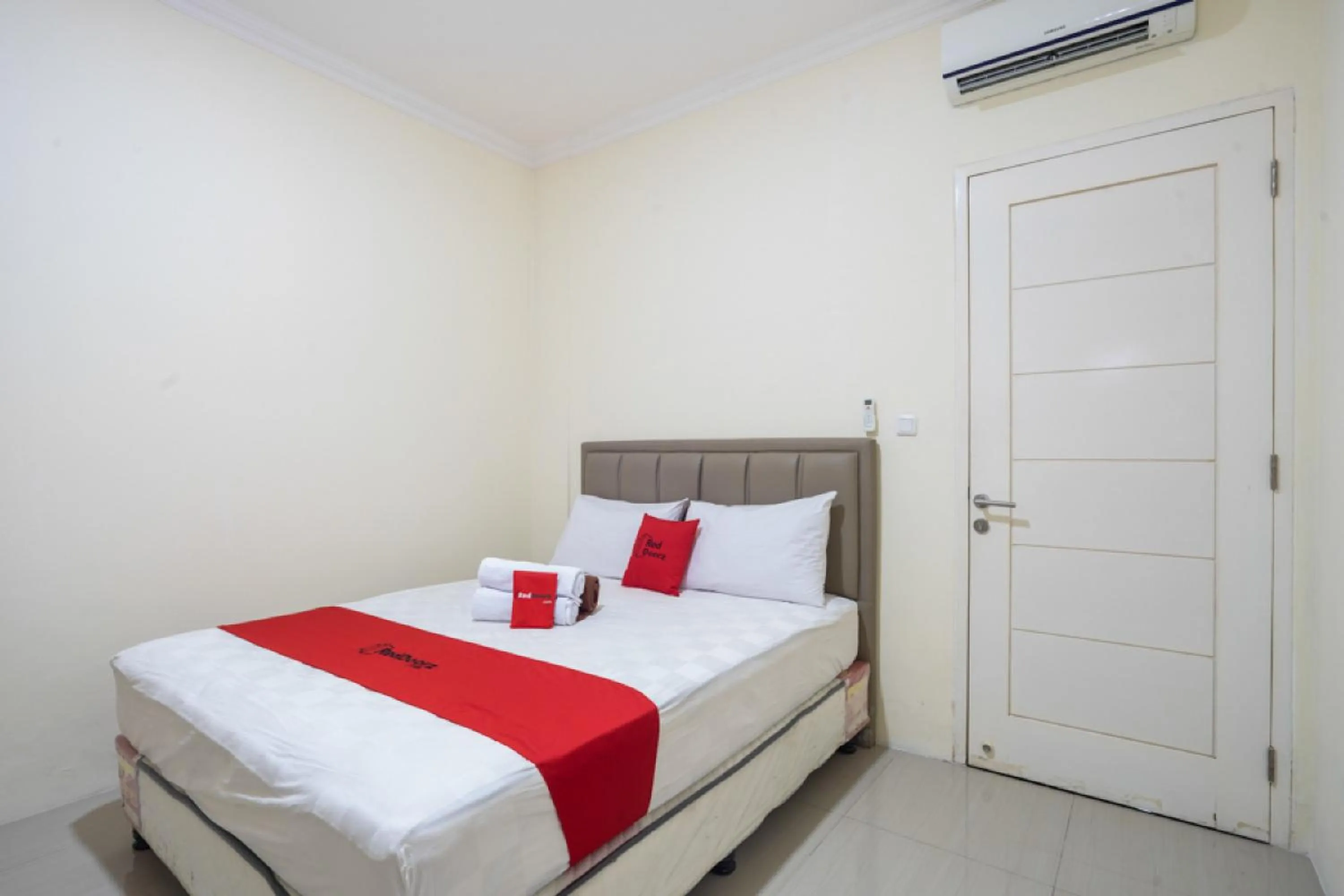 RedDoorz Double Room in RedDoorz Plus near Siloam Karawaci