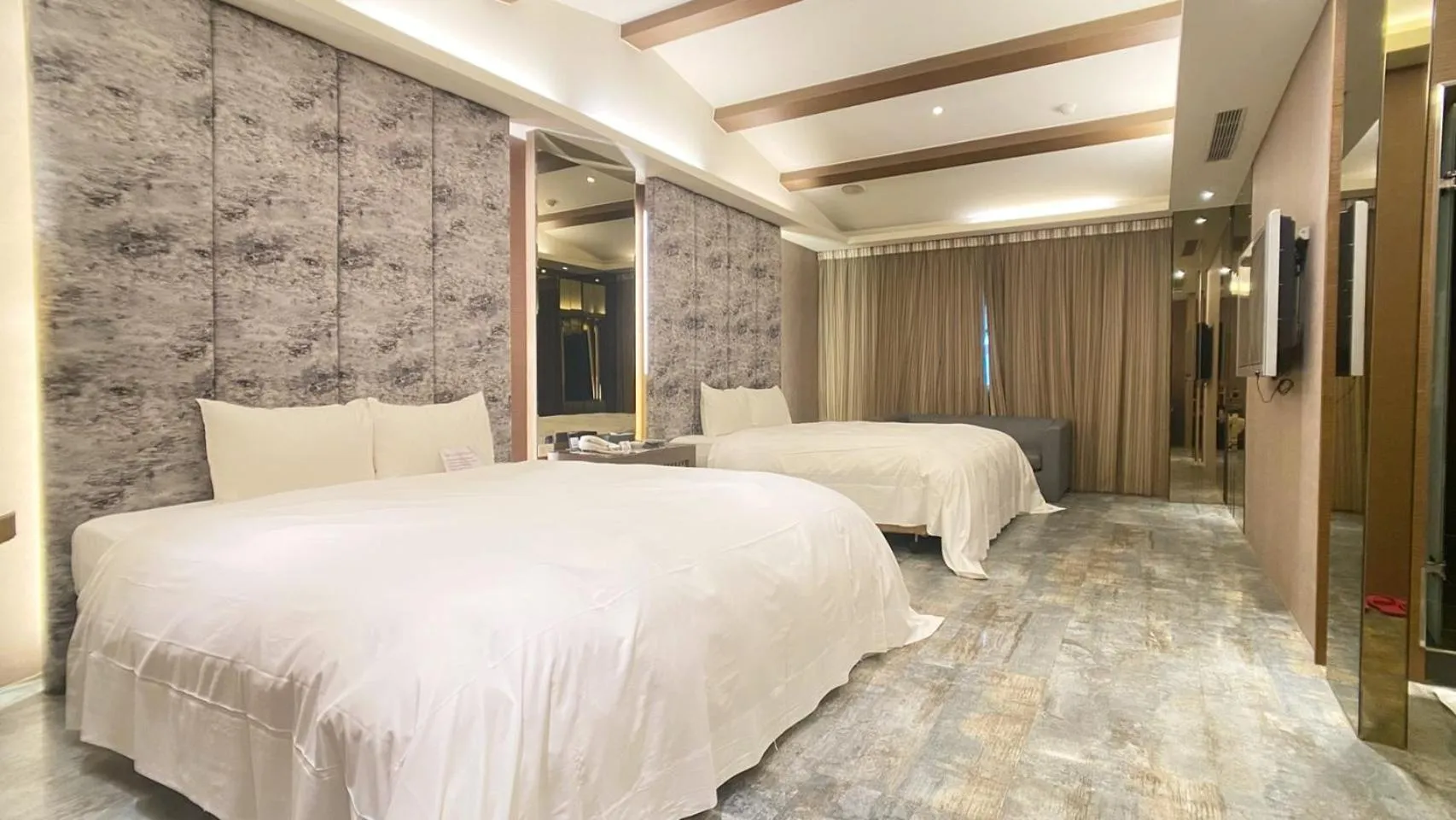 Family Room - No Garage in Holly Wood Motel