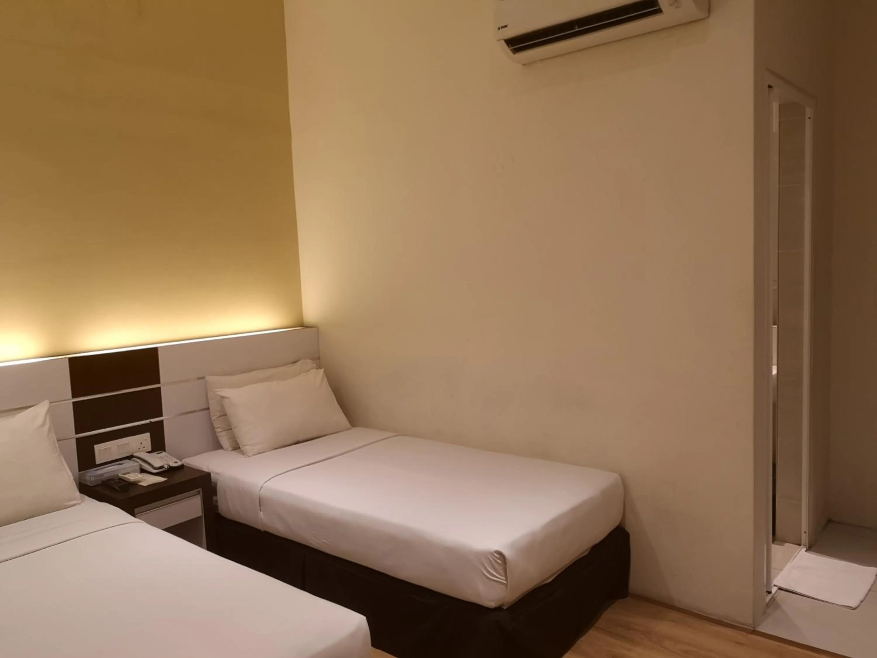 Economy Twin Room (Without Window) in Seasons View Hotel