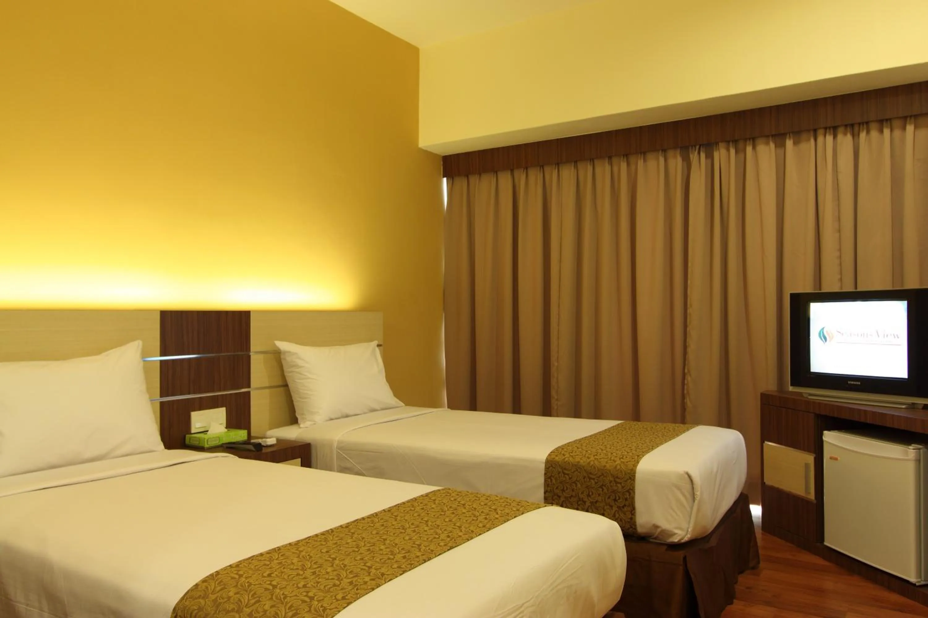 Standard Twin Room in Seasons View Hotel