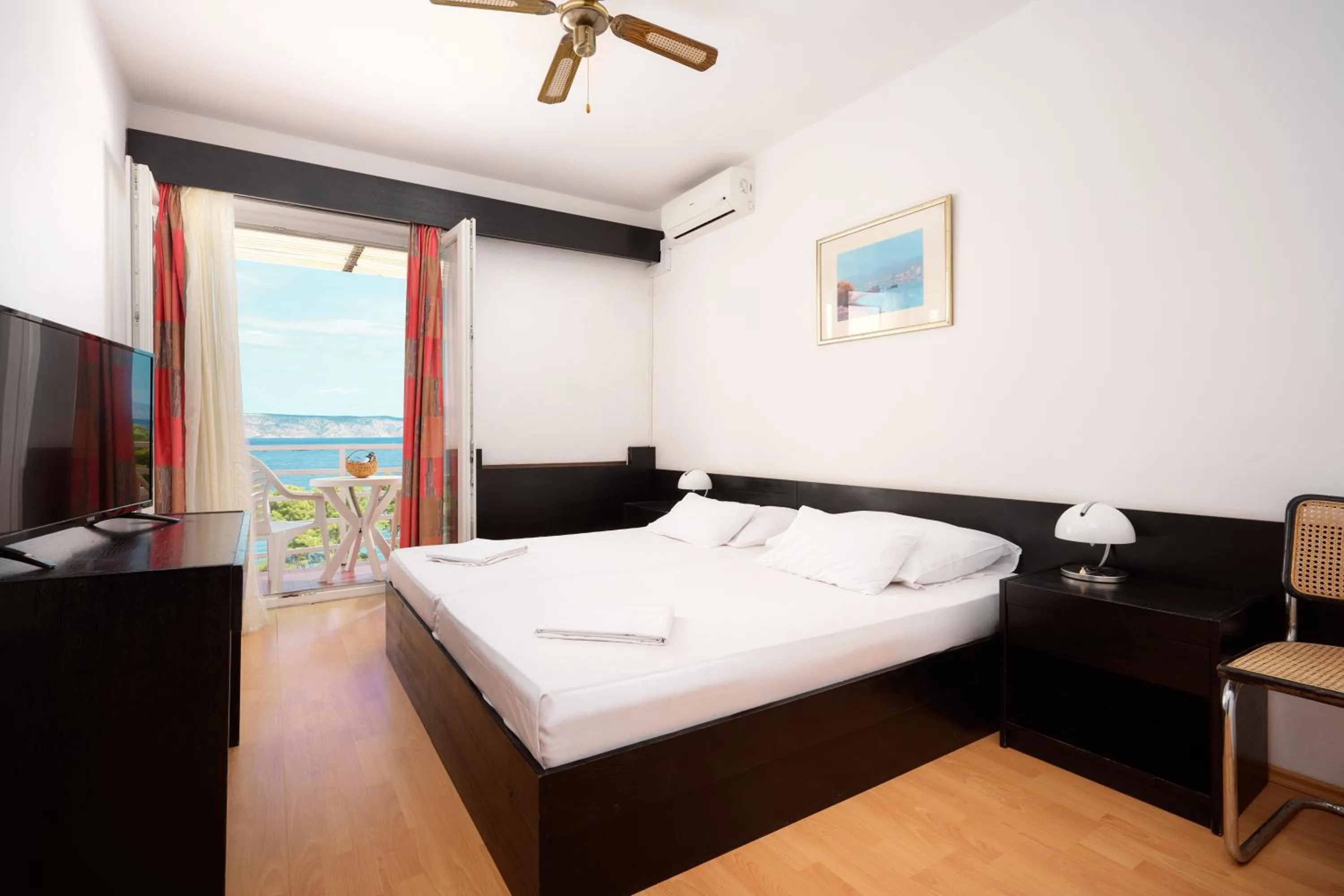 Standard Double or Twin Room with Seaside View and Balcony - single occupancy in Hotel Hvar