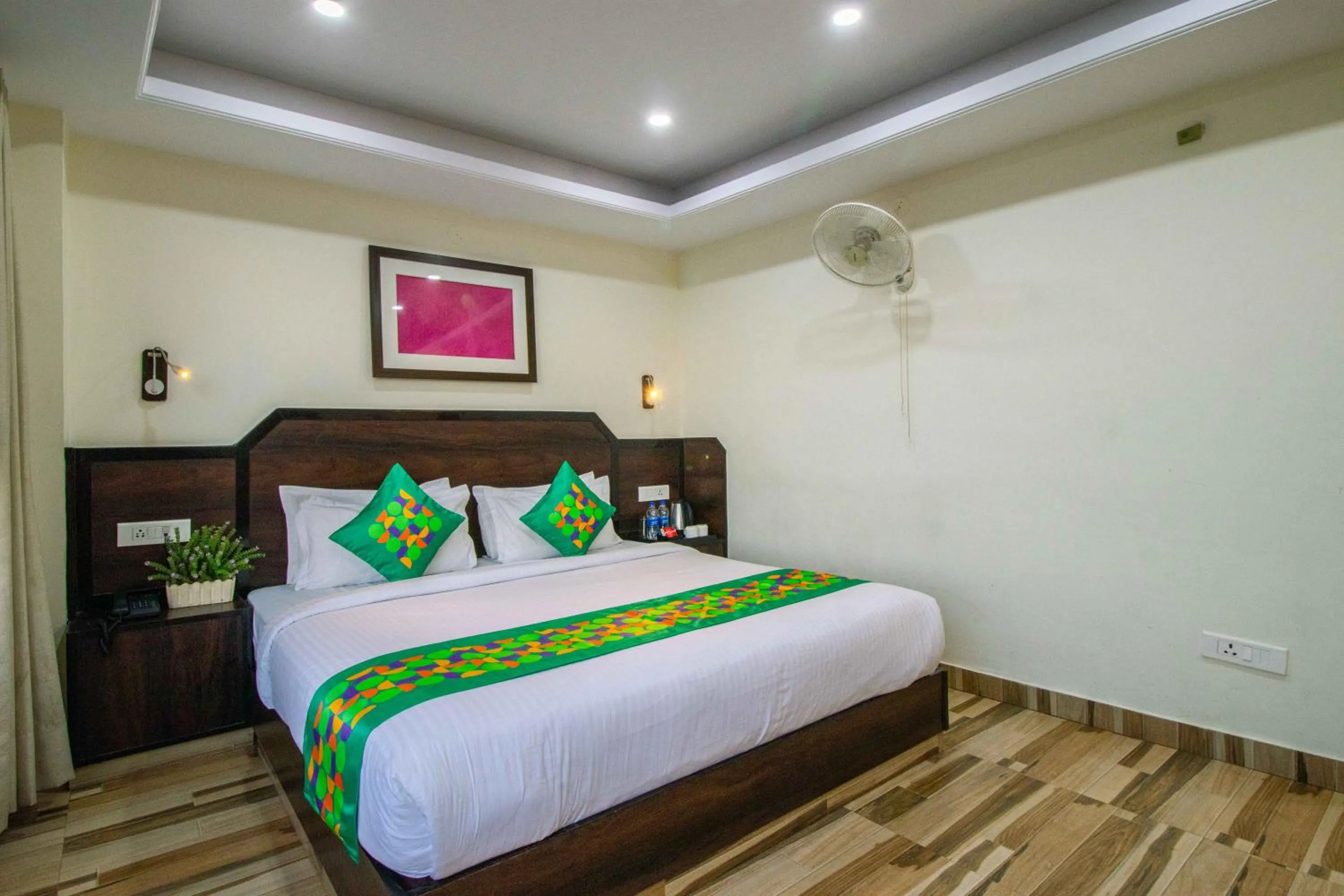 Deluxe Double Room in Treebo Maharaja, Near Mall Road