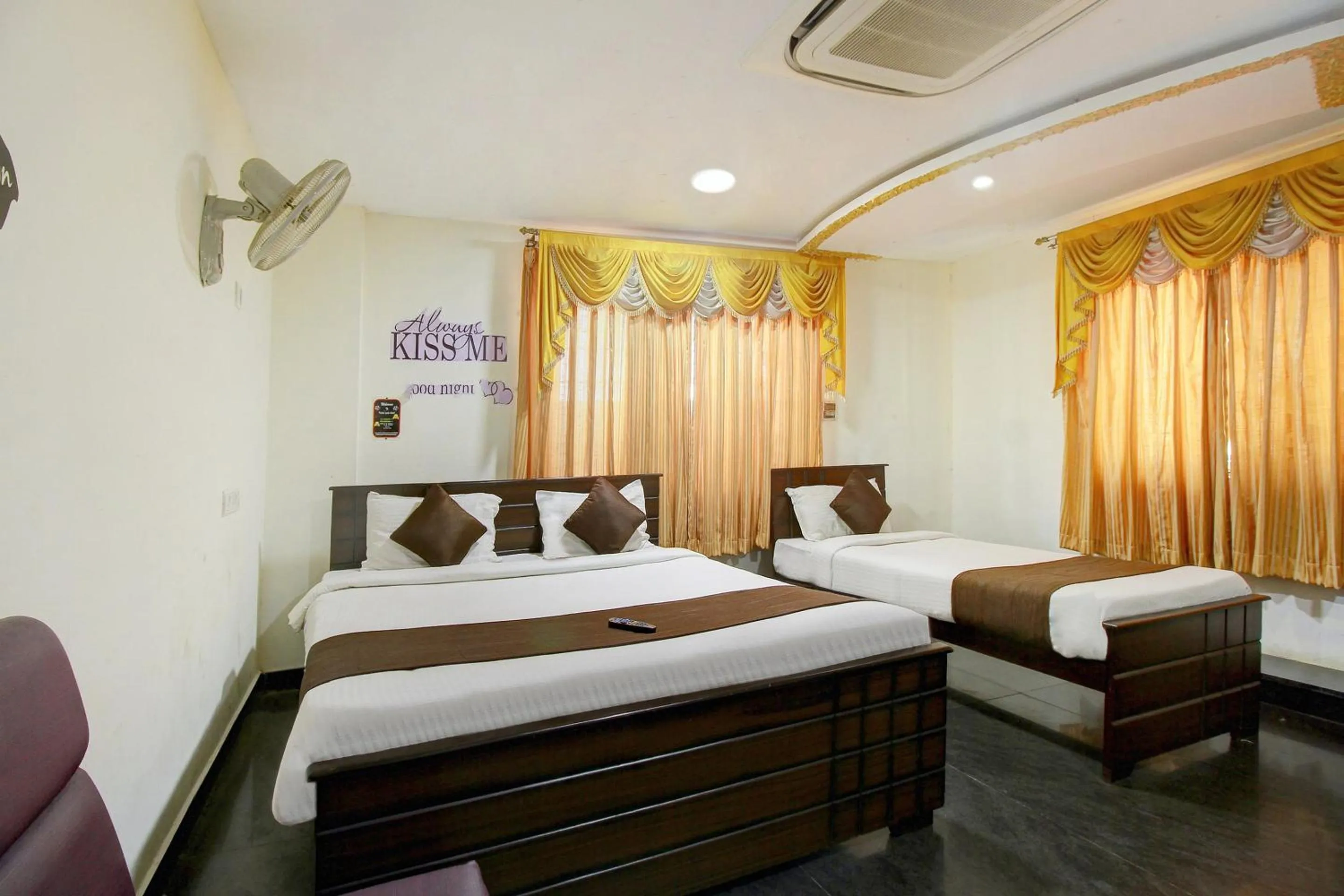 Classic Triple Room - single occupancy in Hotel O India Gate