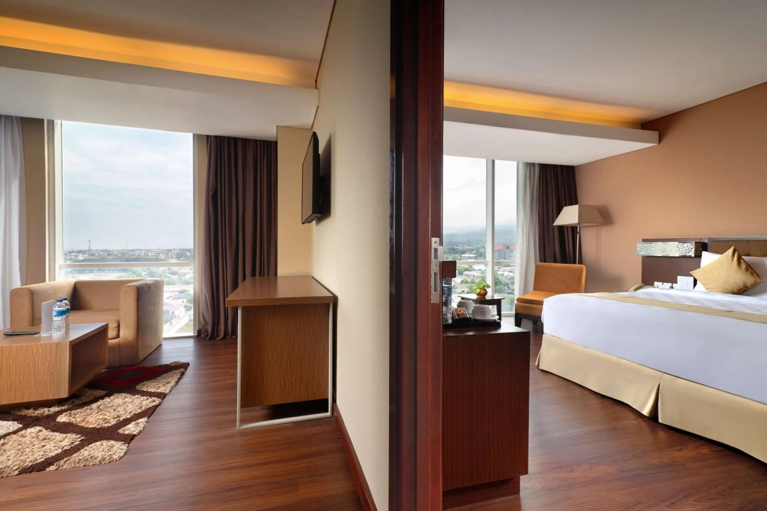 Junior King Suite with City View – Smoking in Best Western Plus Coco Palu