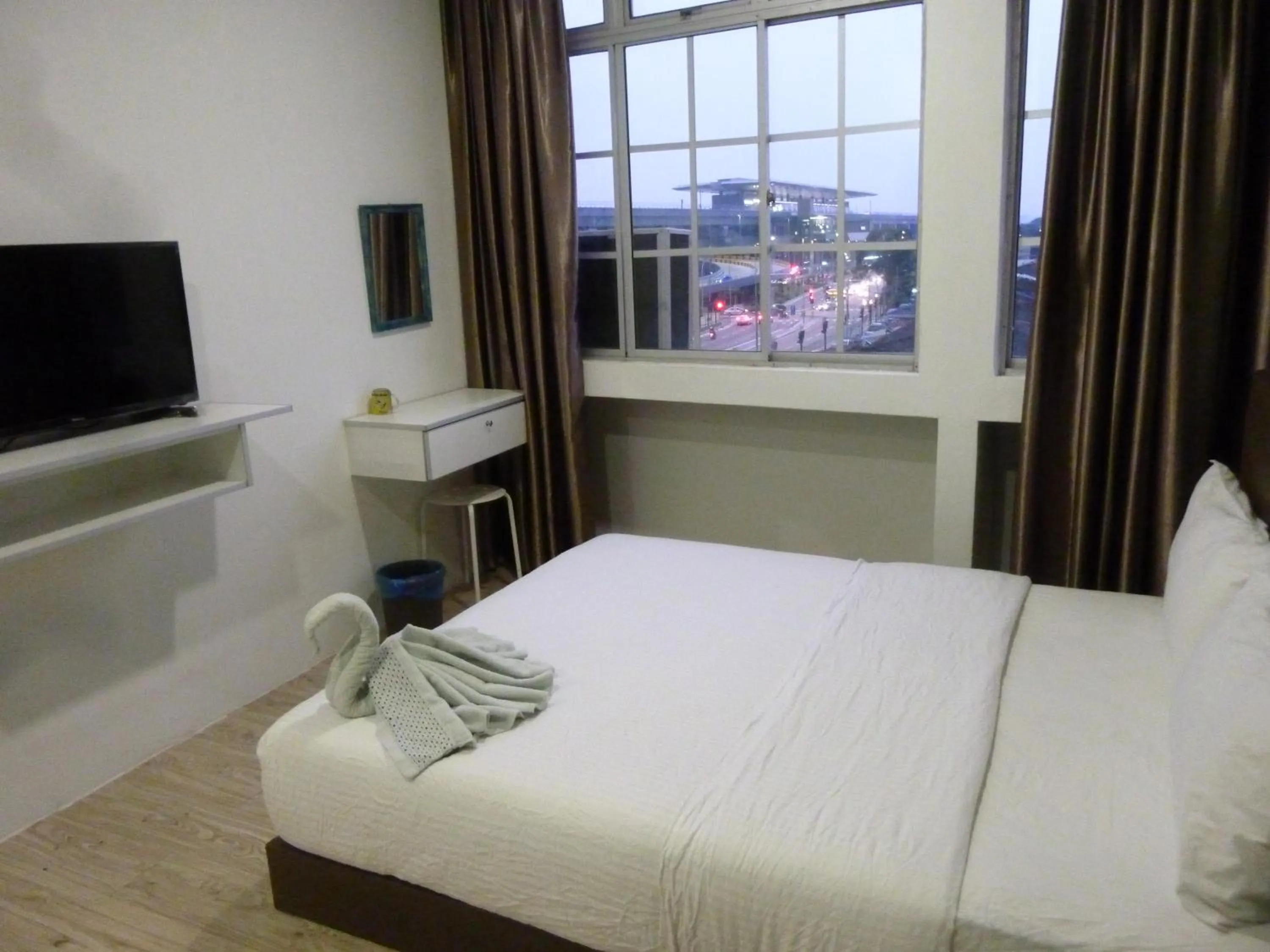 Deluxe Queen Room in The b'Hotel