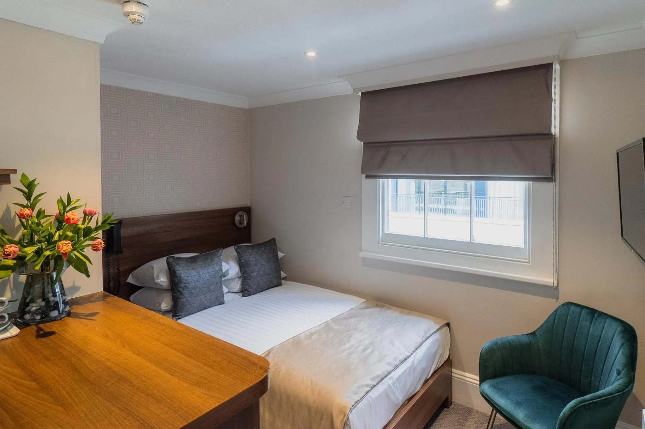 Small Double Room in London House Hotel