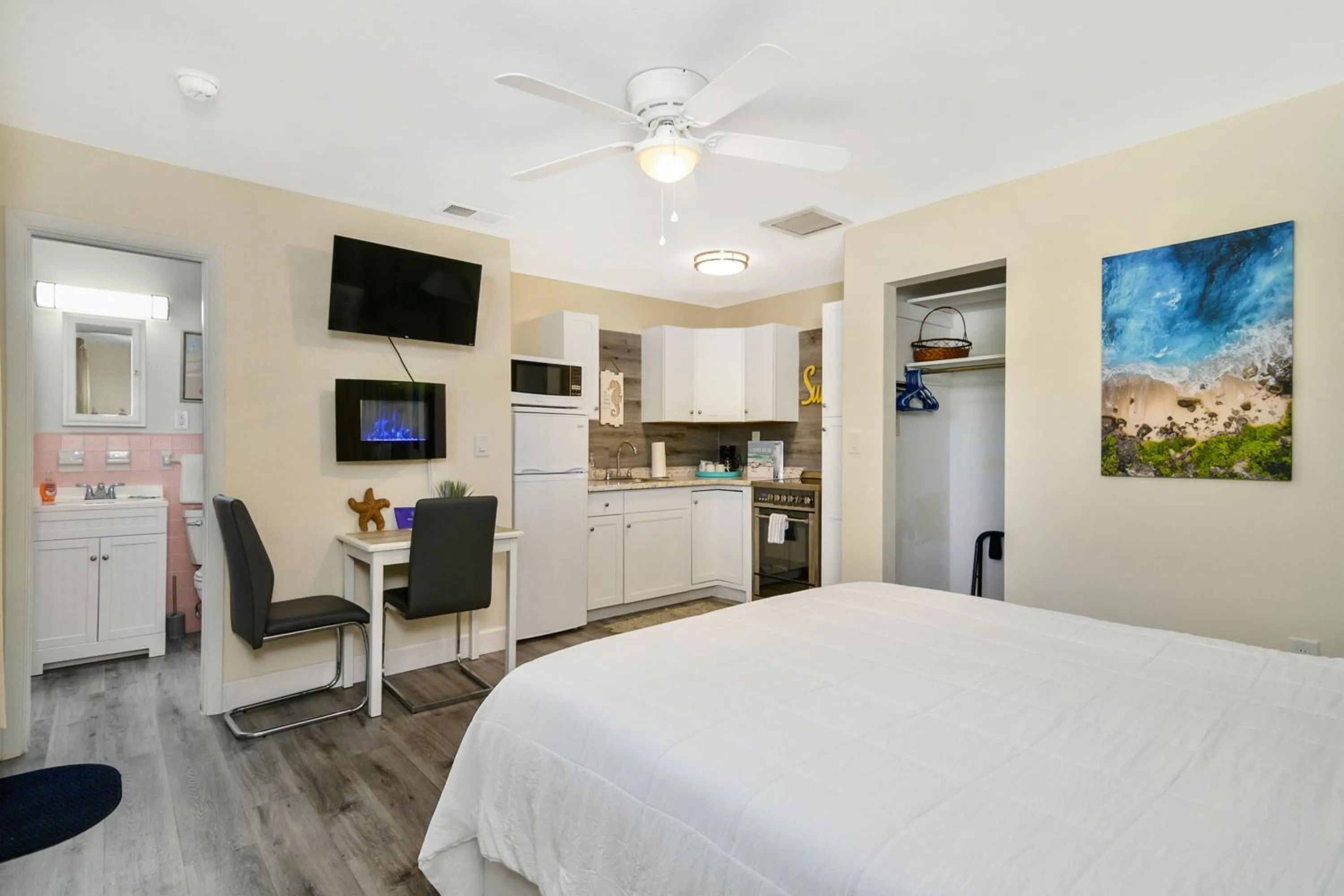 Queen Studio in Latitude 26 Waterfront Boutique Resort - Fort Myers Beach