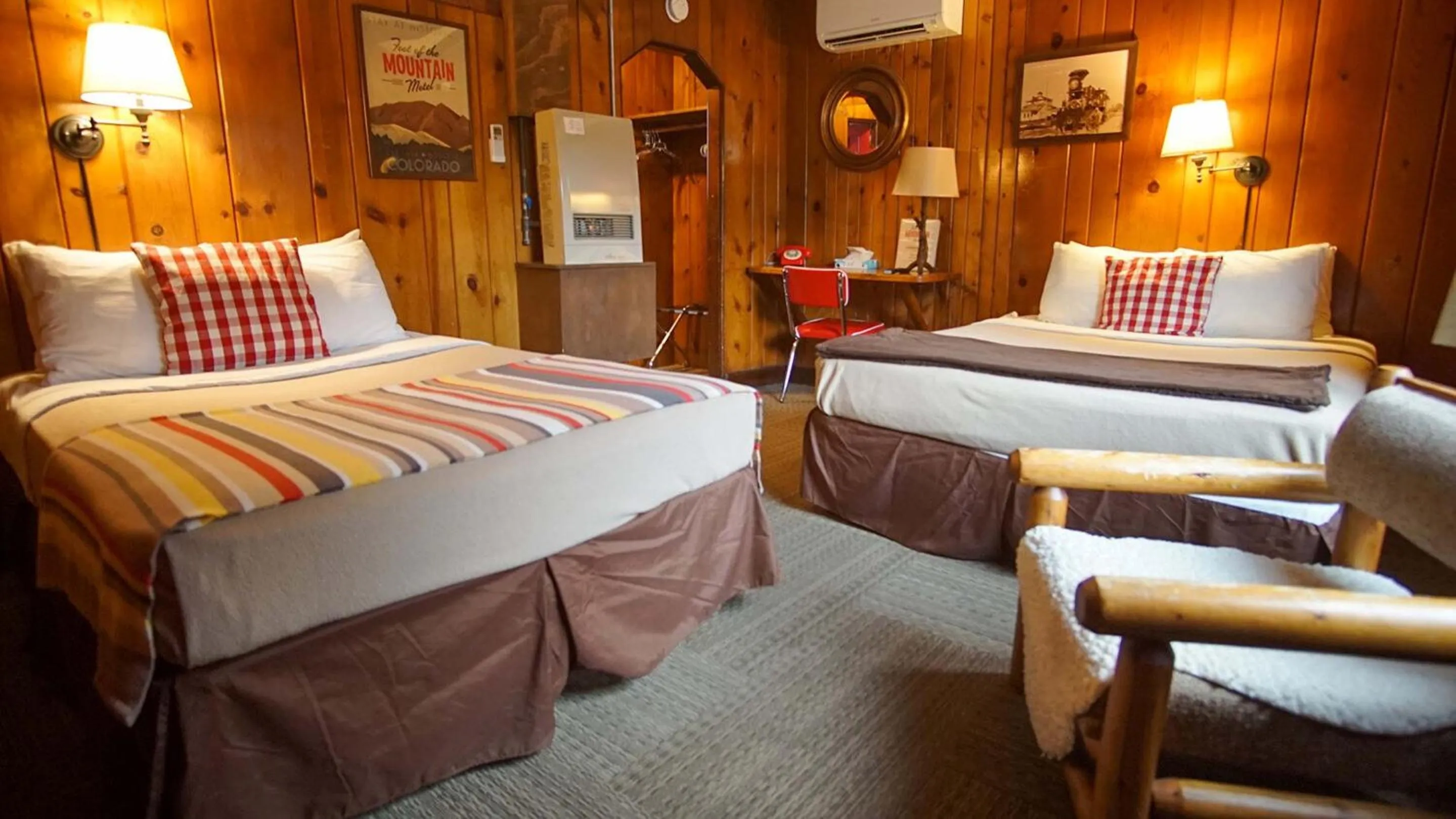 Bunk House Queen in Foot of the Mountain Motel