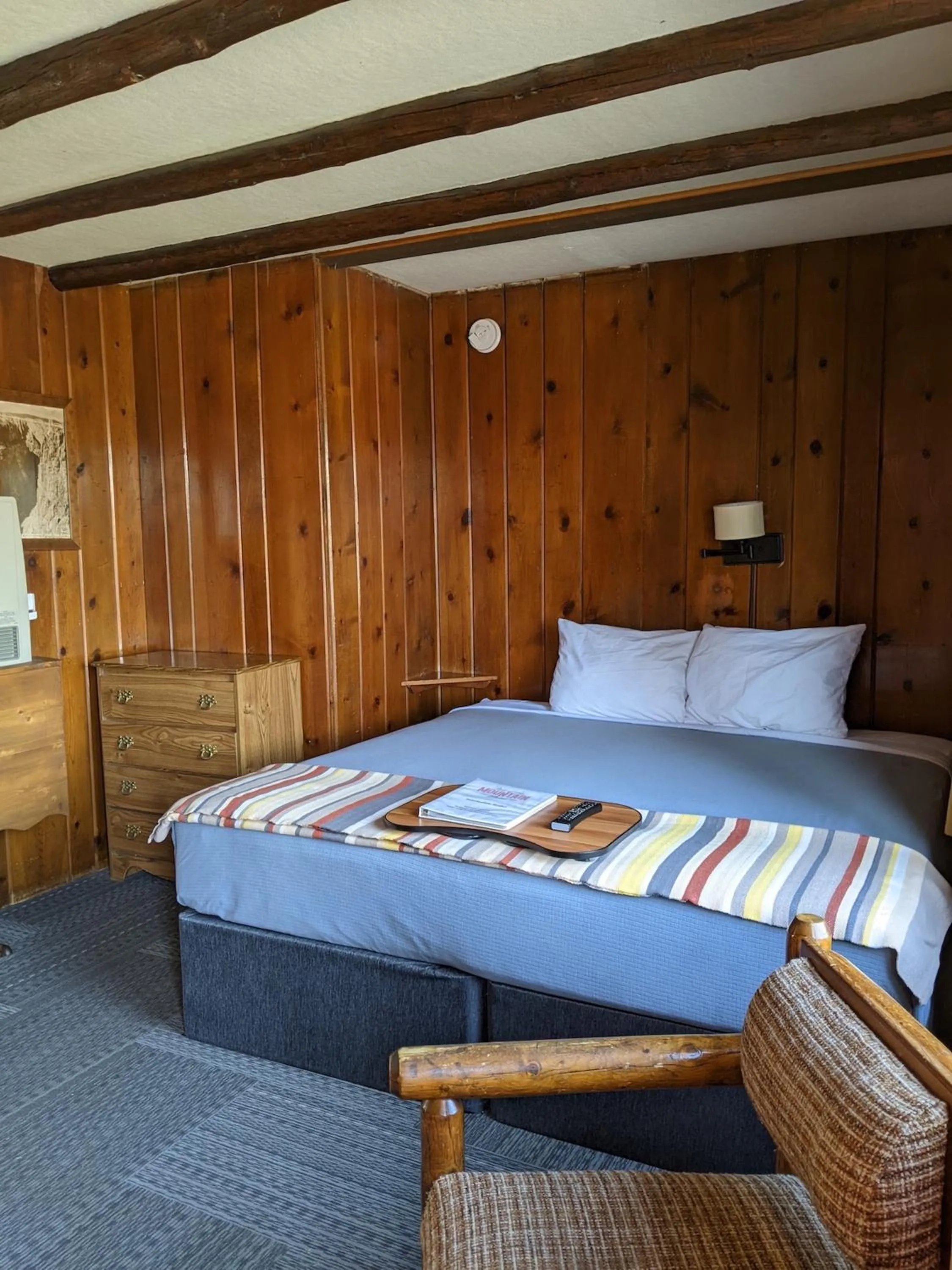 Cozy King in Foot of the Mountain Motel