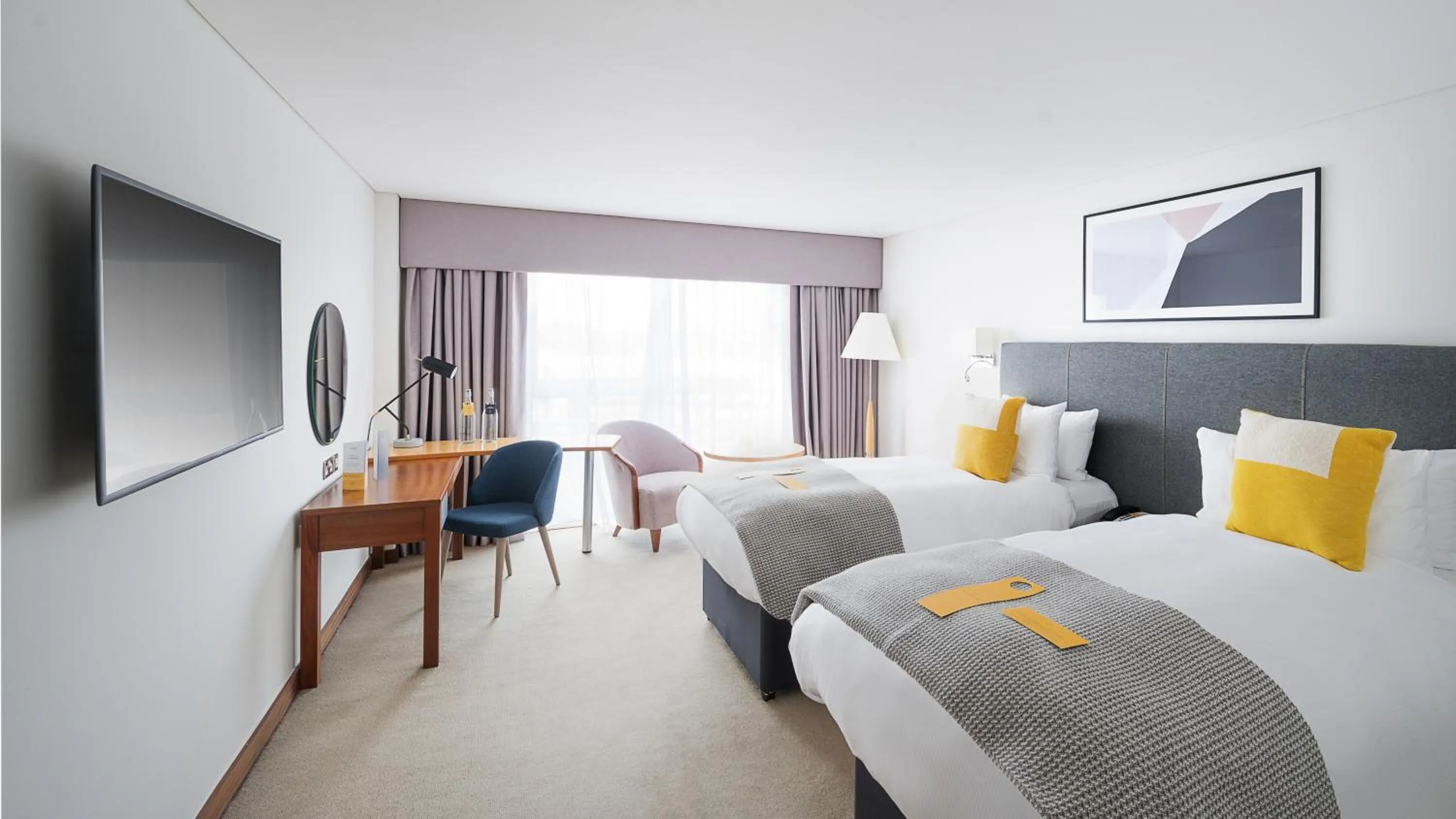 Standard Twin Room - Disability Access in voco Reading