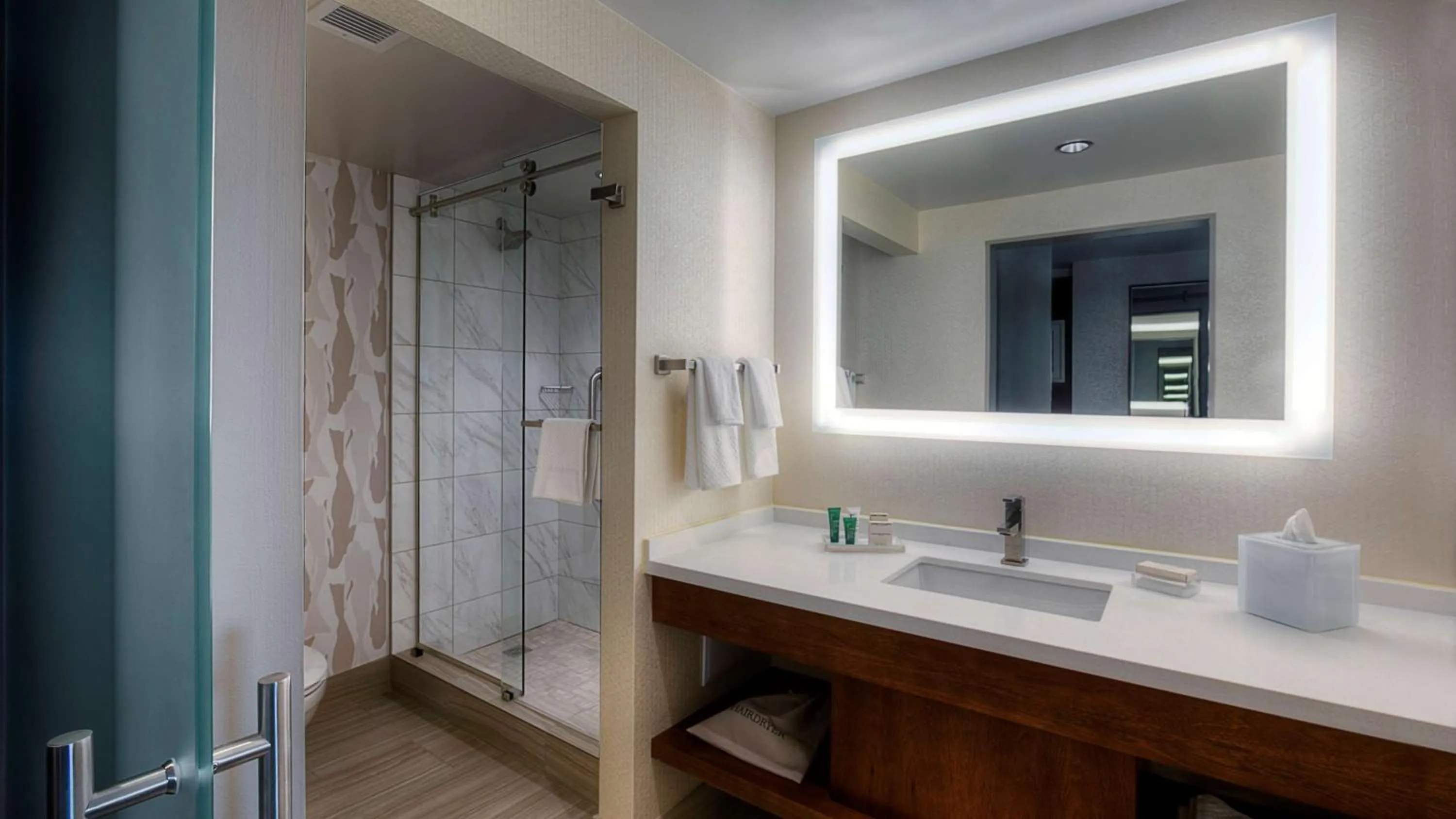 Queen Corner Room with Two Queen Beds and Partial River View in Hilton Norfolk The Main