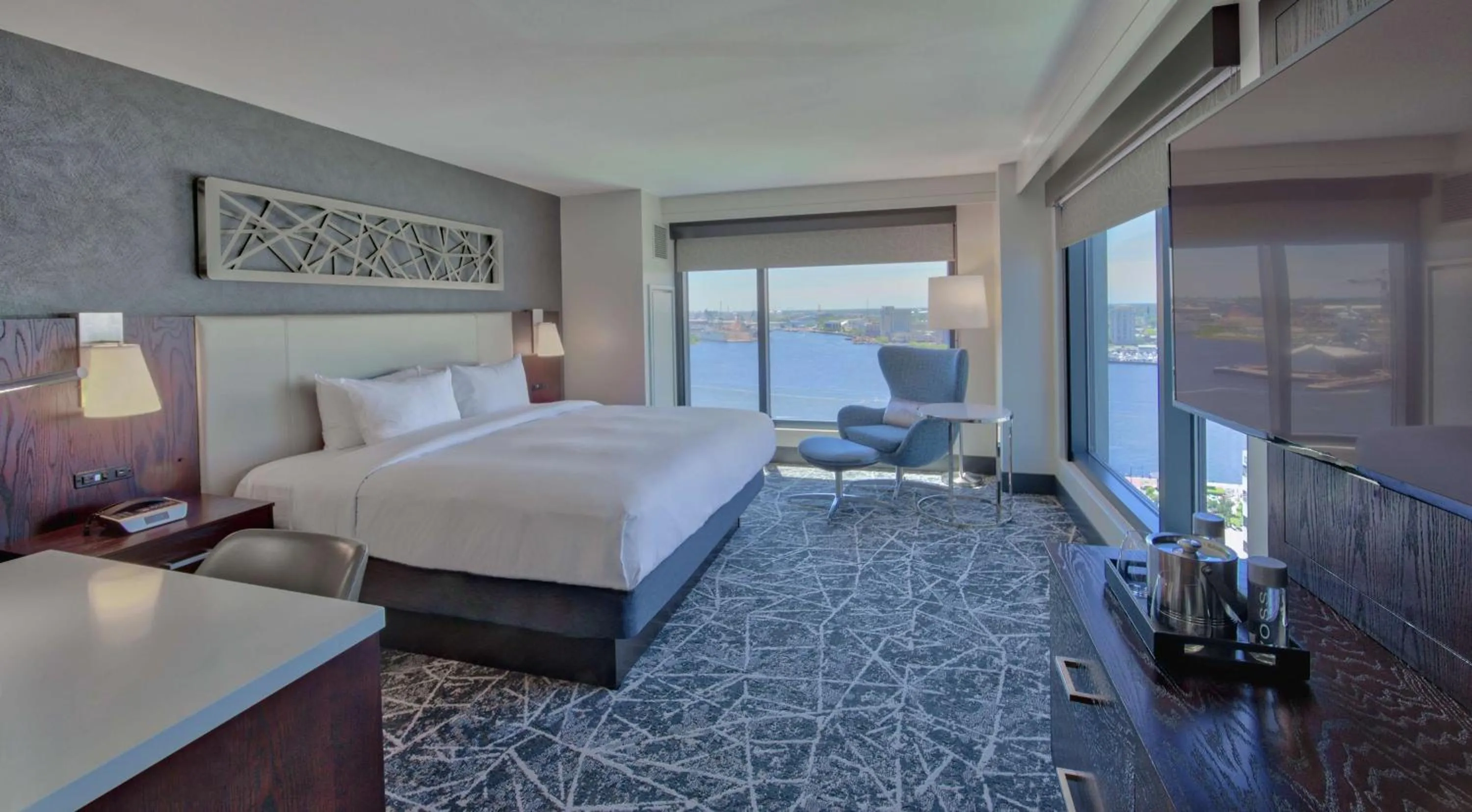 Corner King Room with River View in Hilton Norfolk The Main