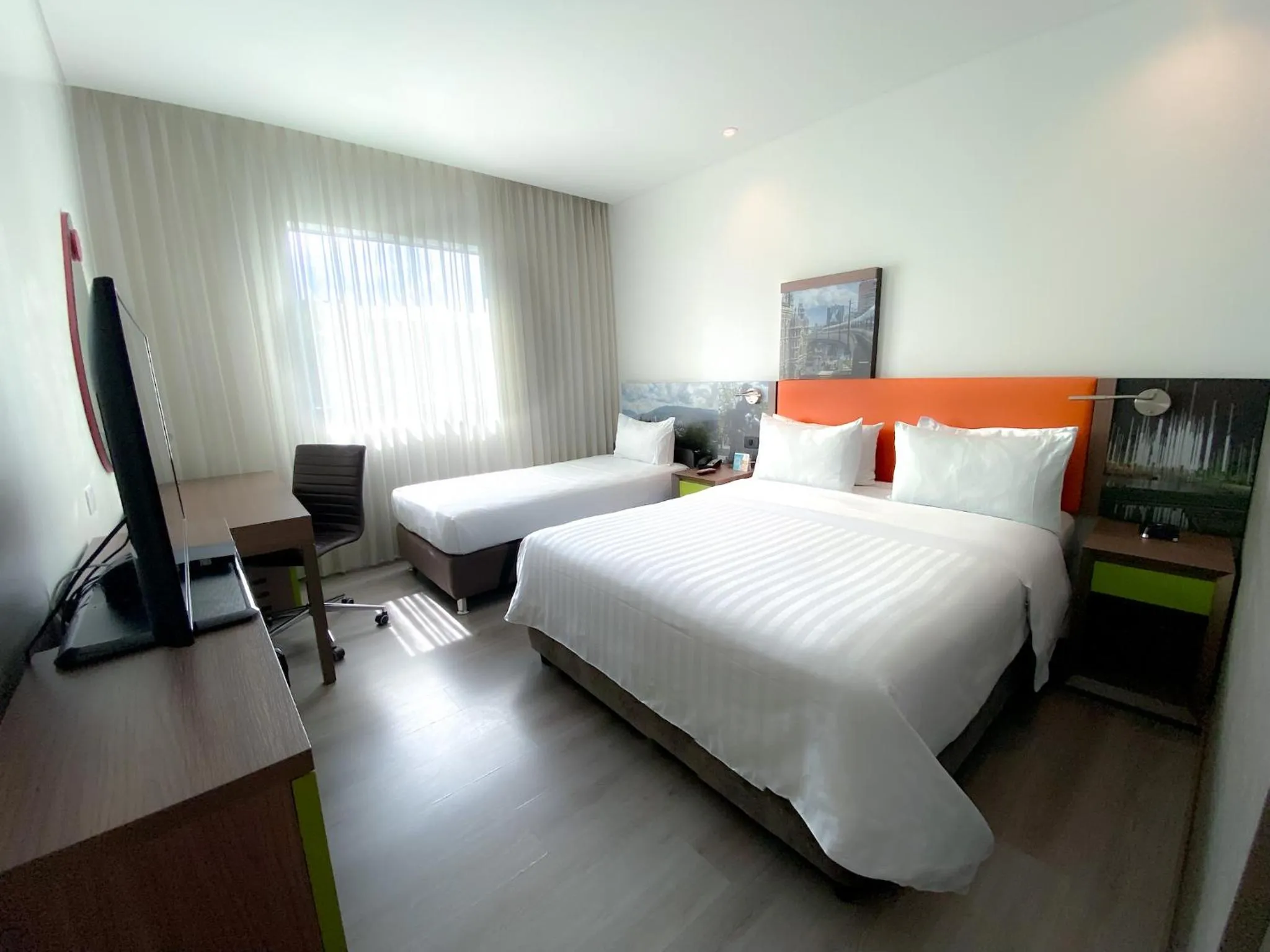 Queen Room with Sofa Bed - Non-Smoking in Hampton by Hilton Medellin