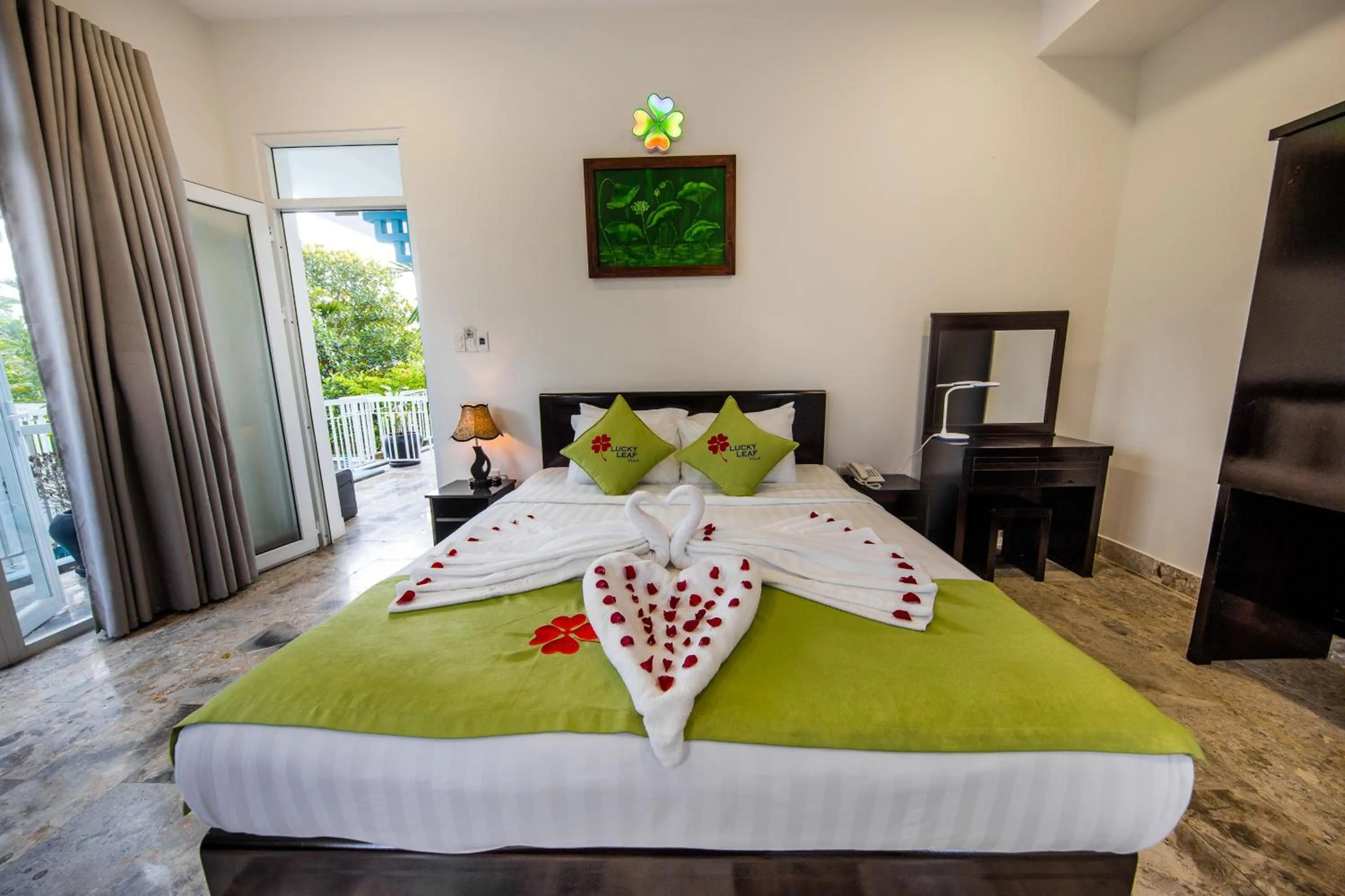 King Room with Balcony in Lucky Leaf Hoian Villa
