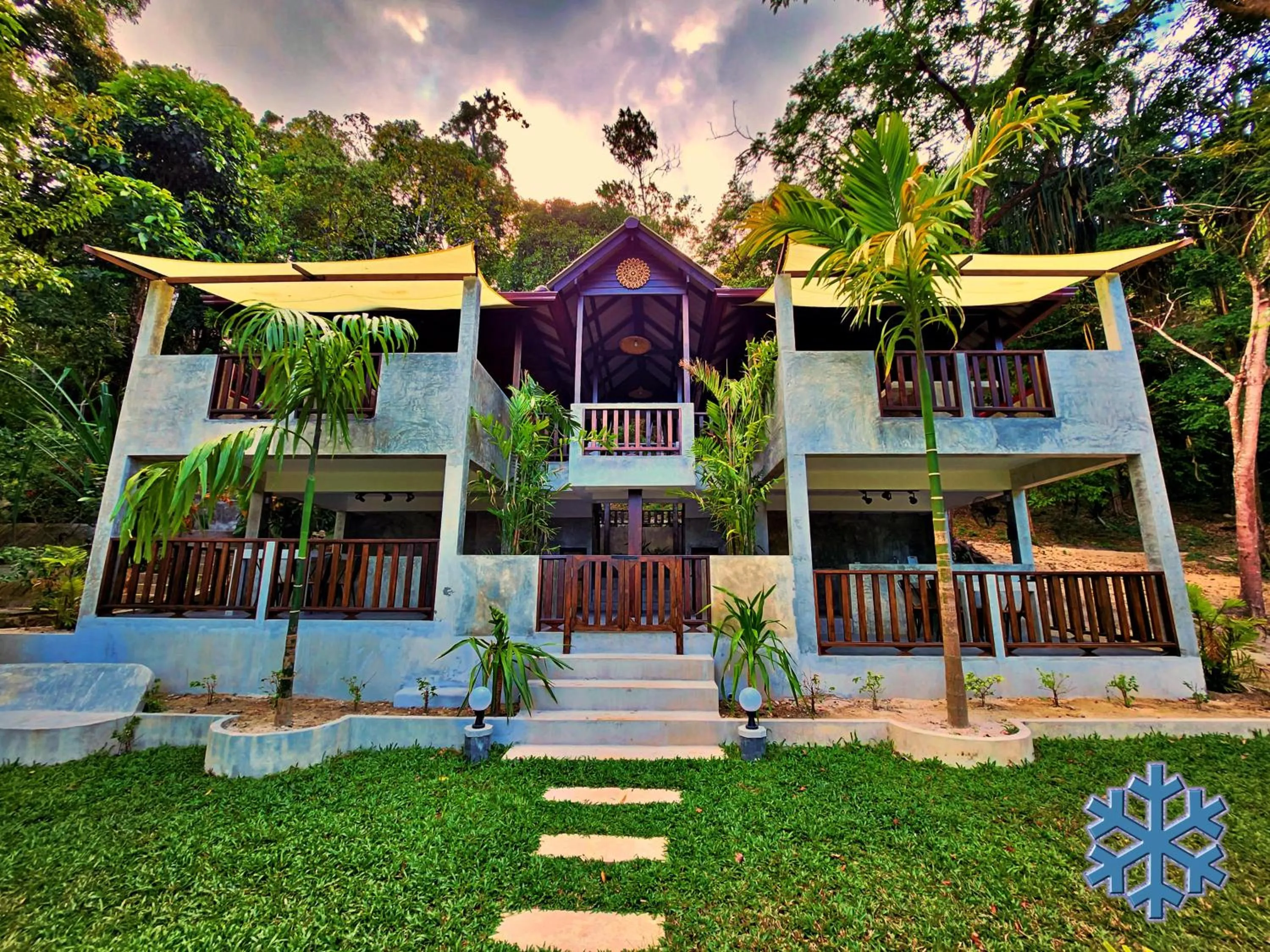 Deluxe Suite in Flower Power Farm Village