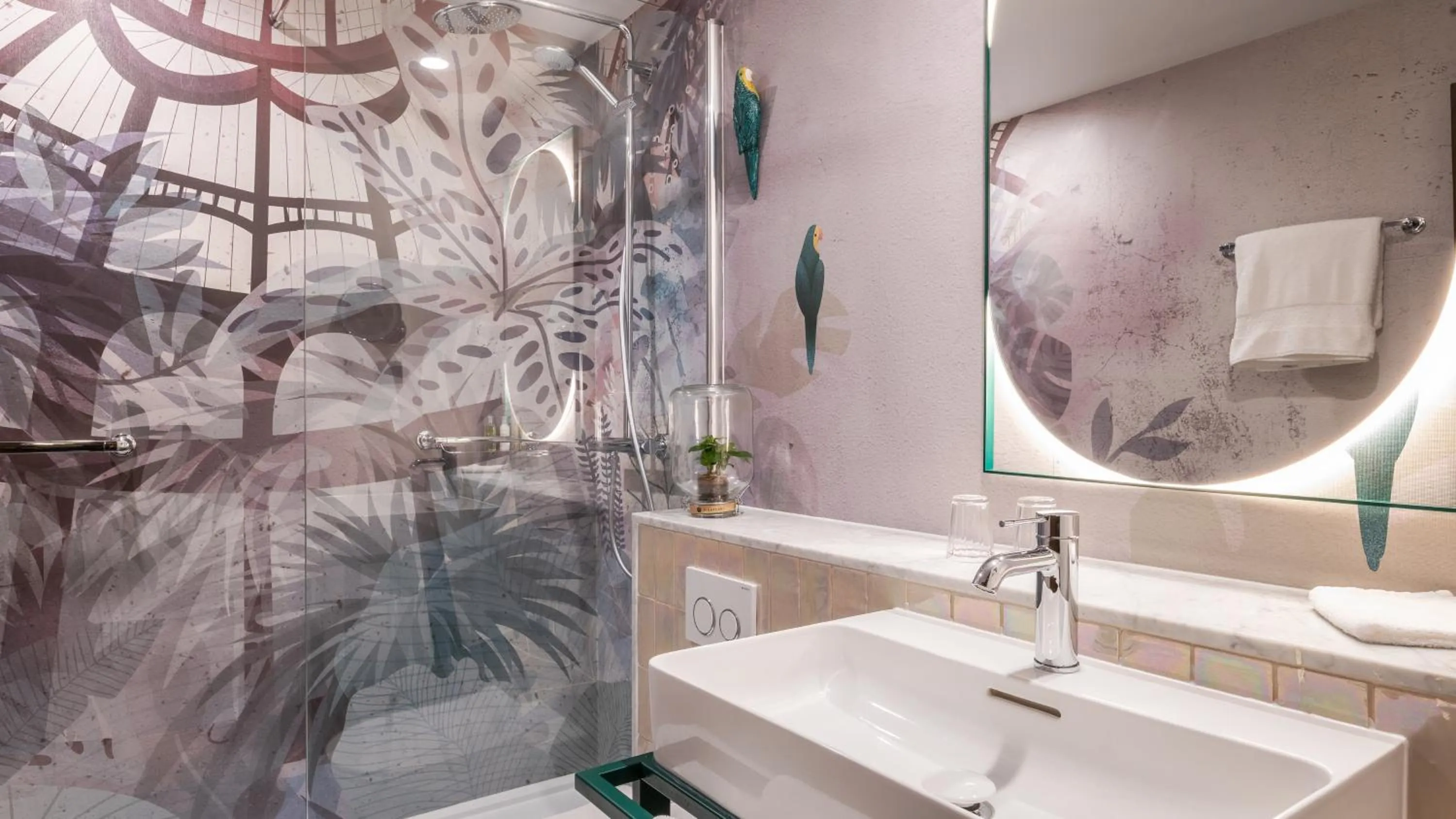 Premium Twin Room with Sofa Bed in Hotel Indigo Brussels - City by IHG