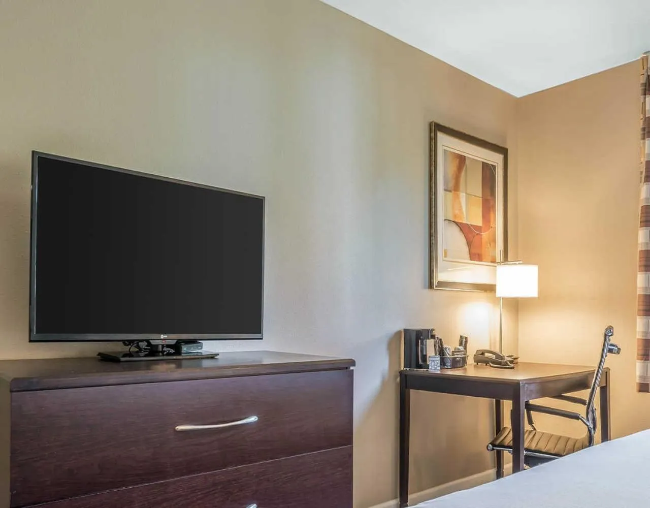 King Room - Non-Smoking in Clarion Inn Belle Vernon