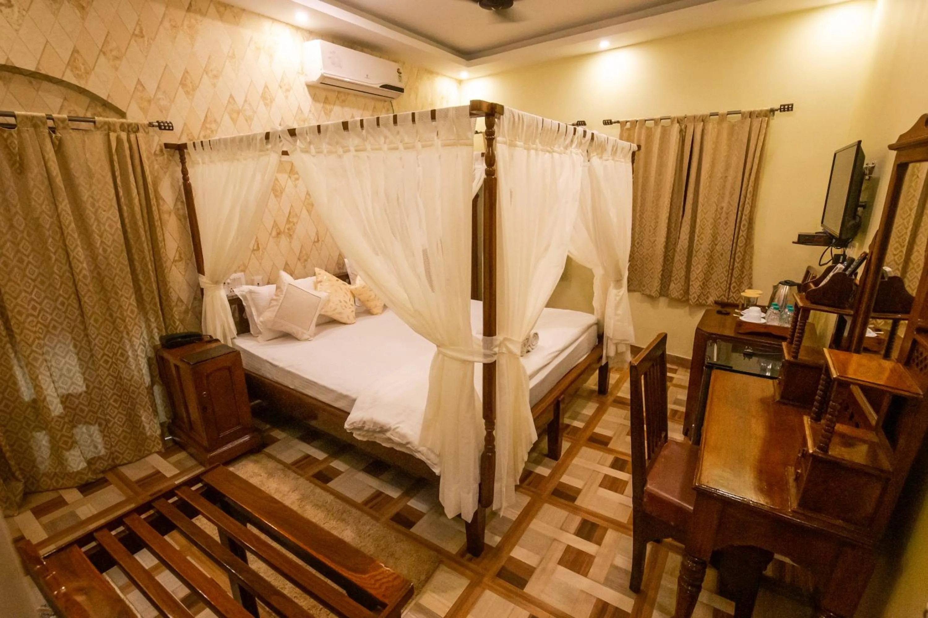 King Suite with Balcony - single occupancy in Hotel Cecil