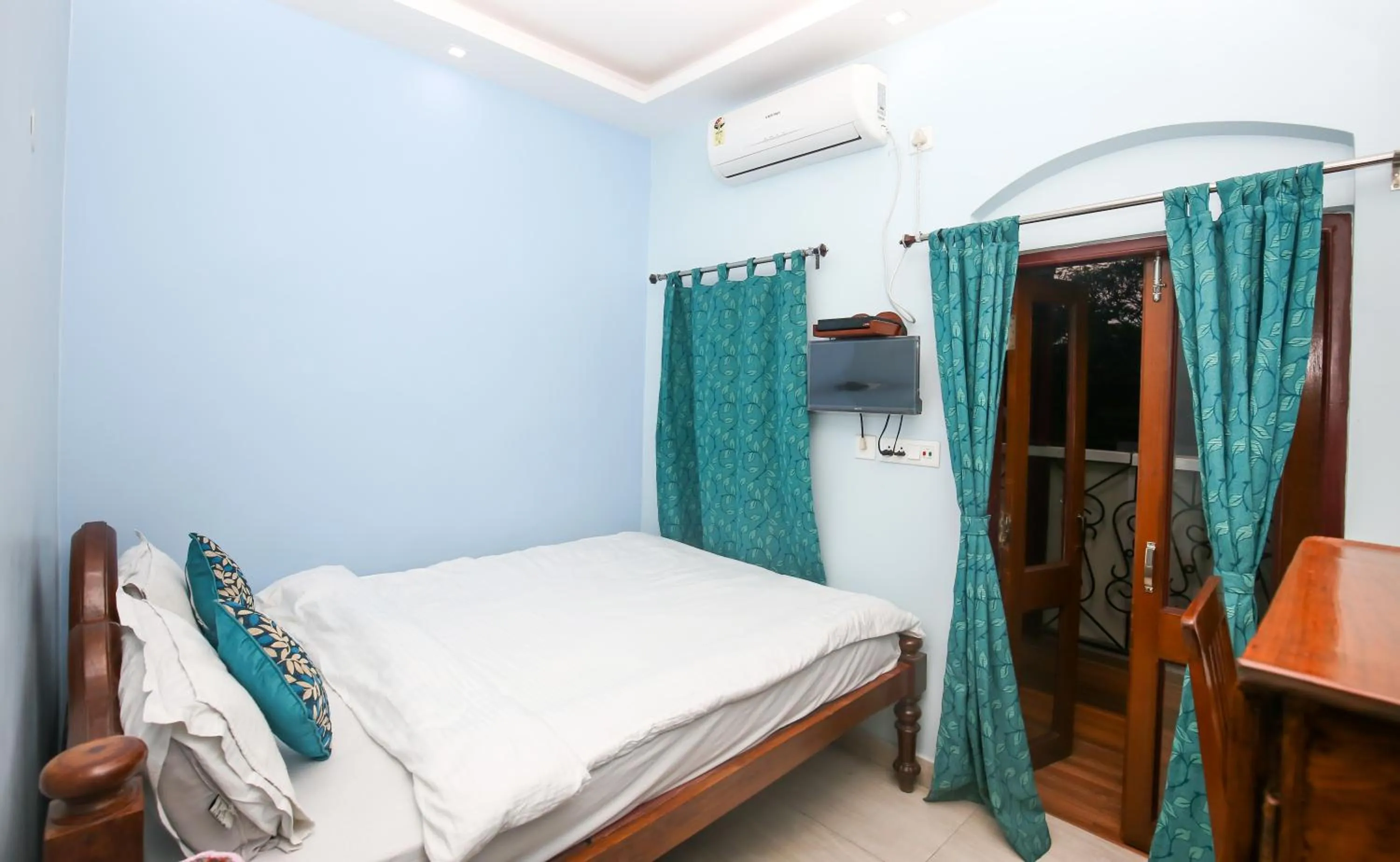 Budget Double Room - single occupancy in Hotel Cecil