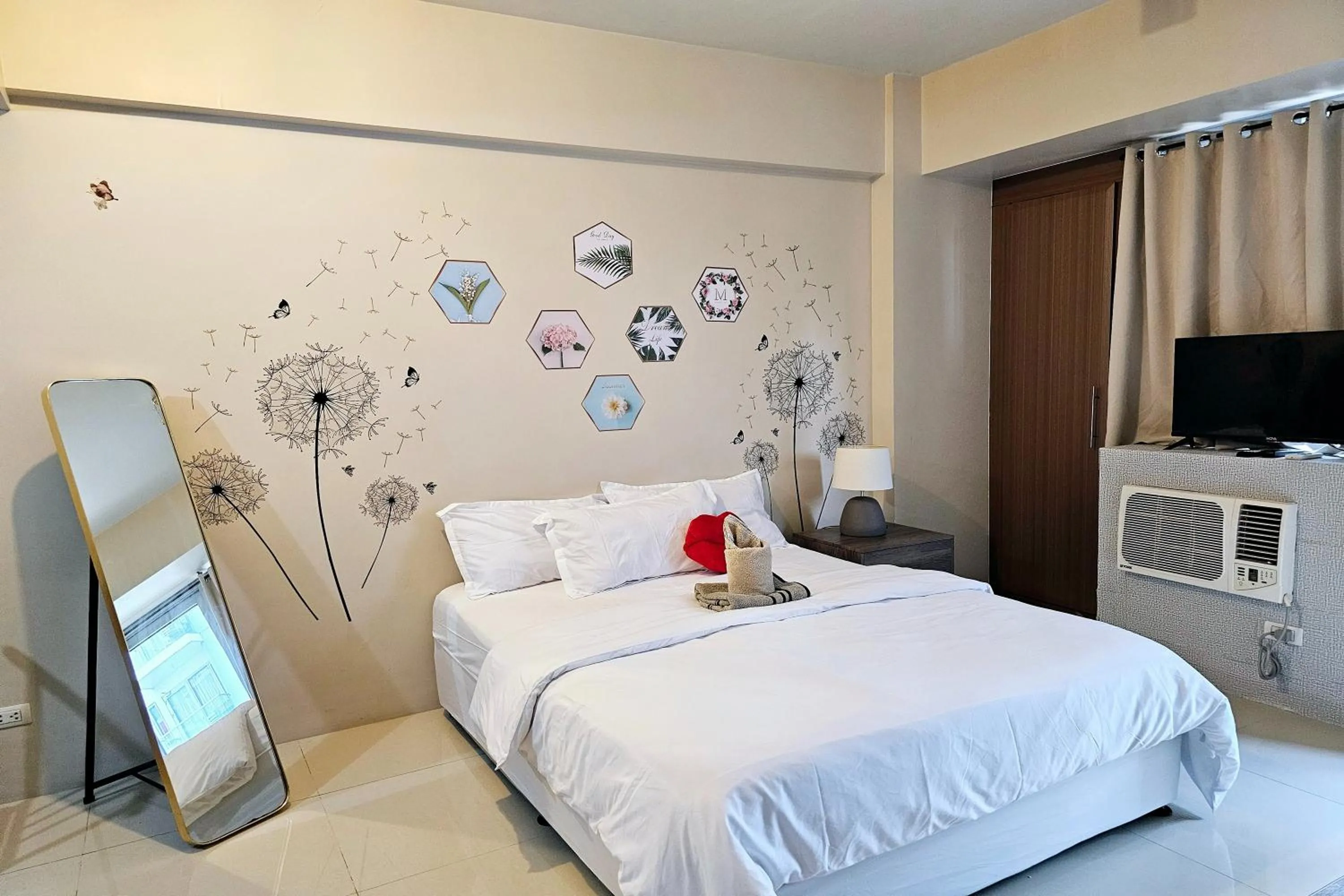 Queen Studio in PRS at One Palm Tree Villa near T3 Airport