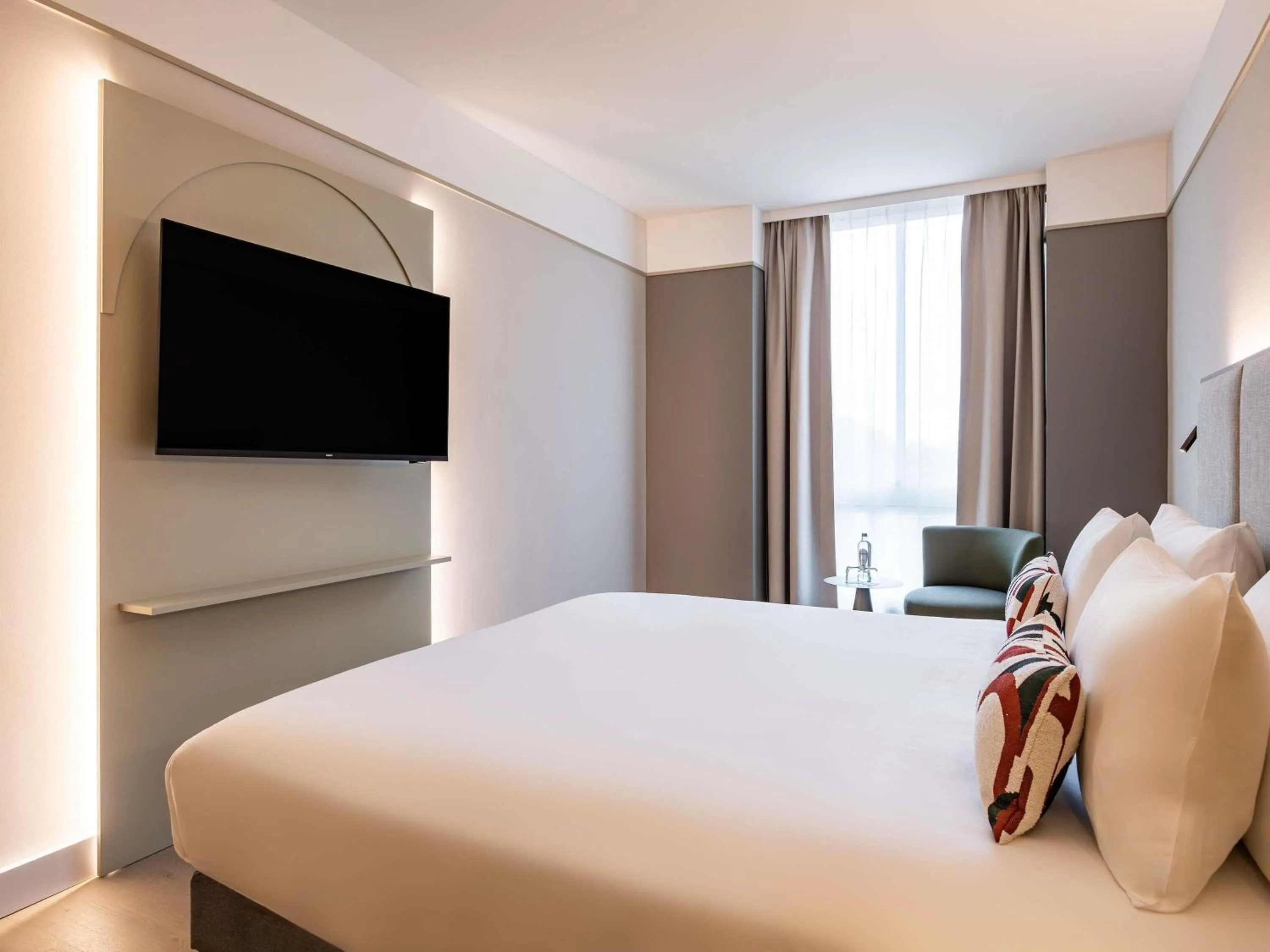 Deluxe Room with King Bed in Mercure Liege City Centre