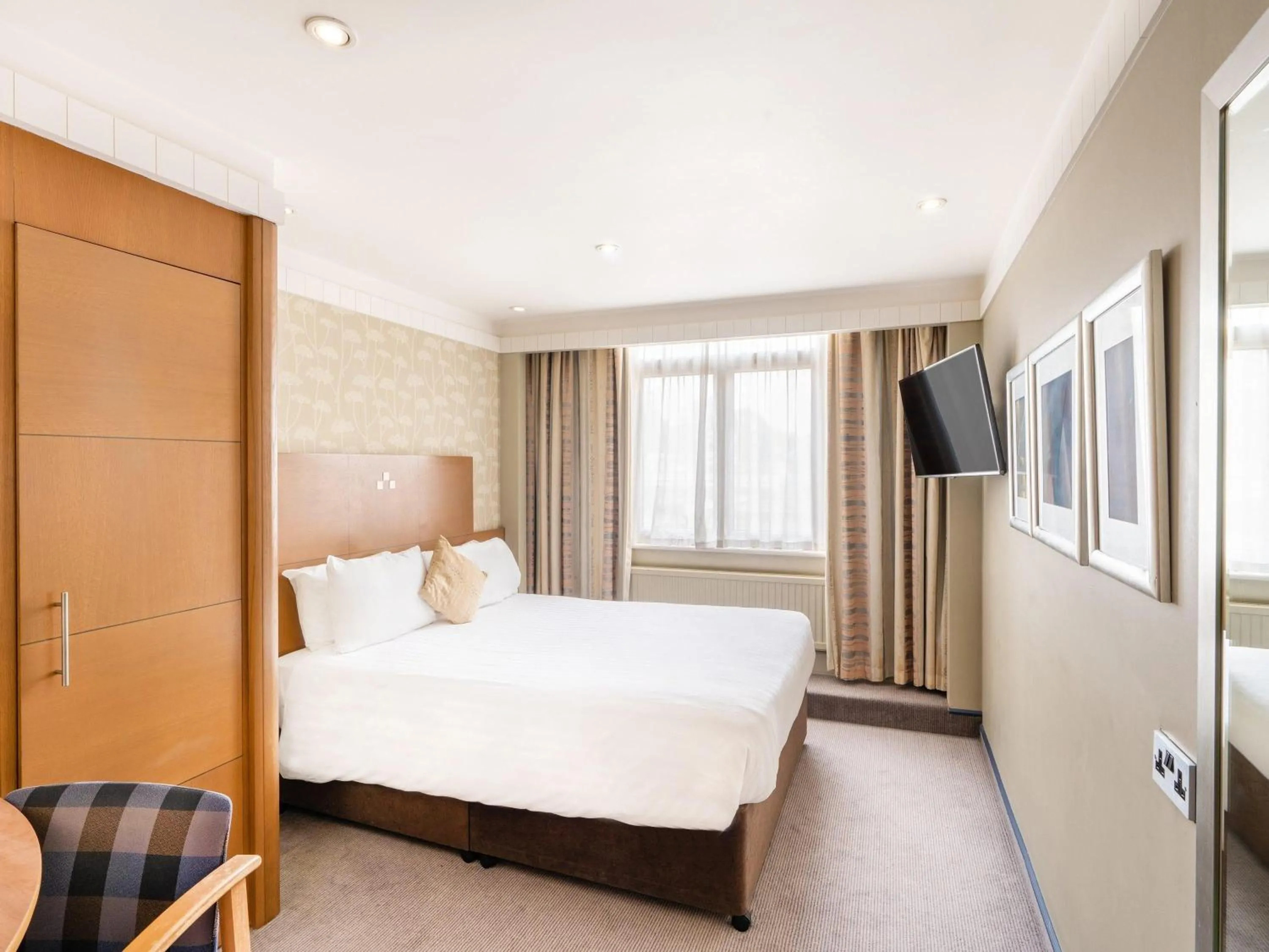 Classic Double Room in Mercure Maidstone Great Danes Hotel