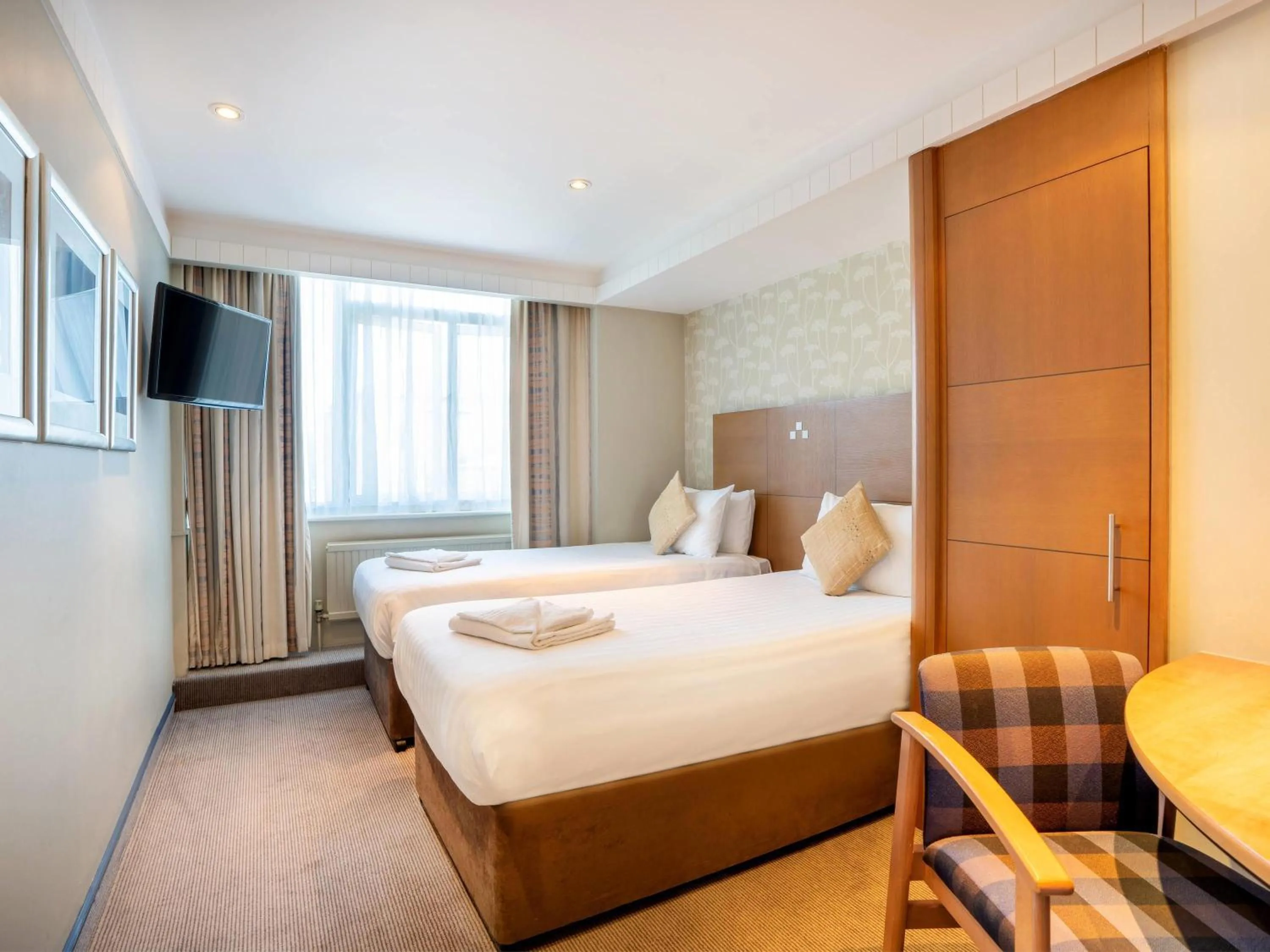 Classic Twin Room in Mercure Maidstone Great Danes Hotel