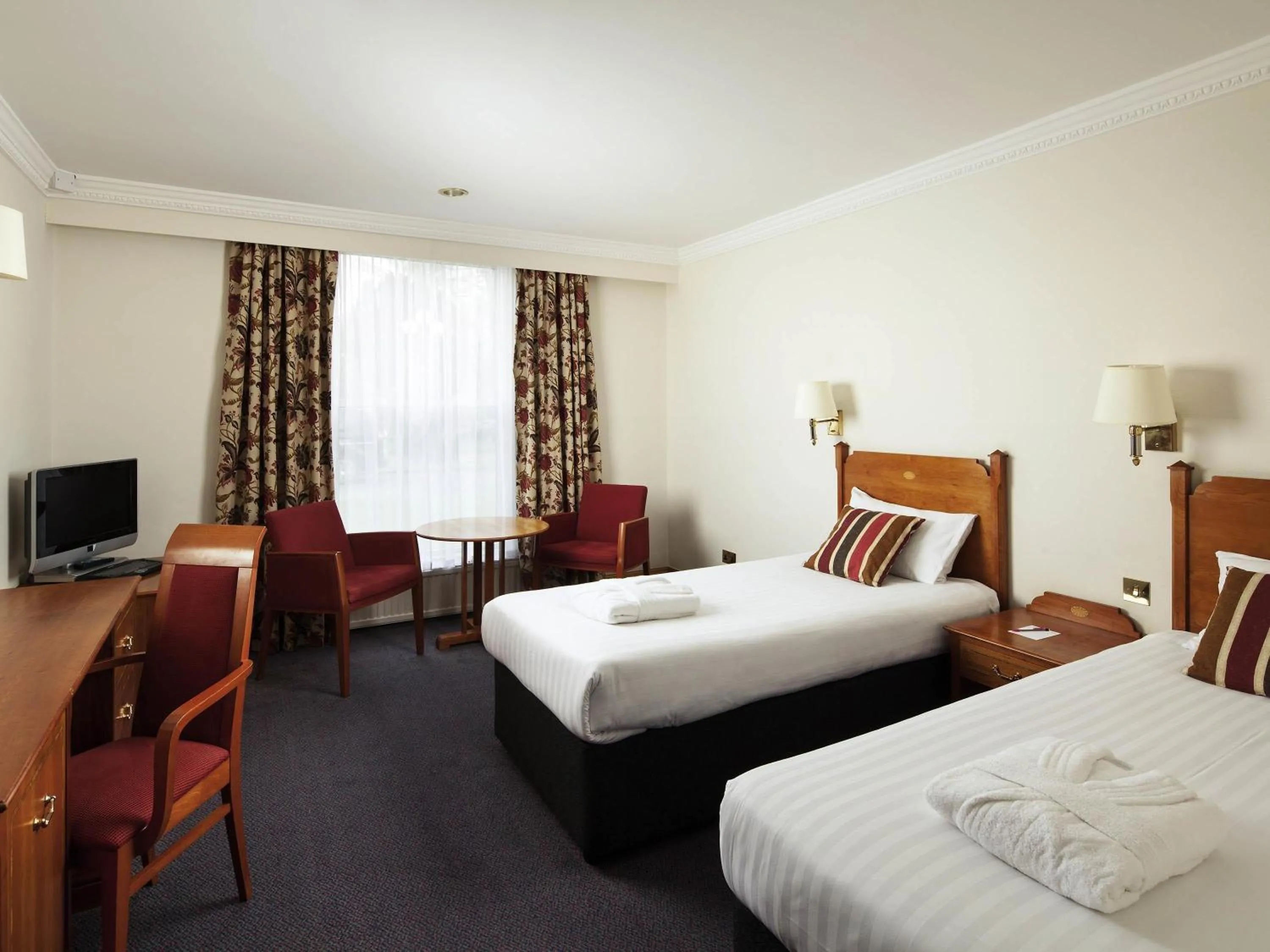 Classic Twin Room in Mercure York Fairfield Manor Hotel