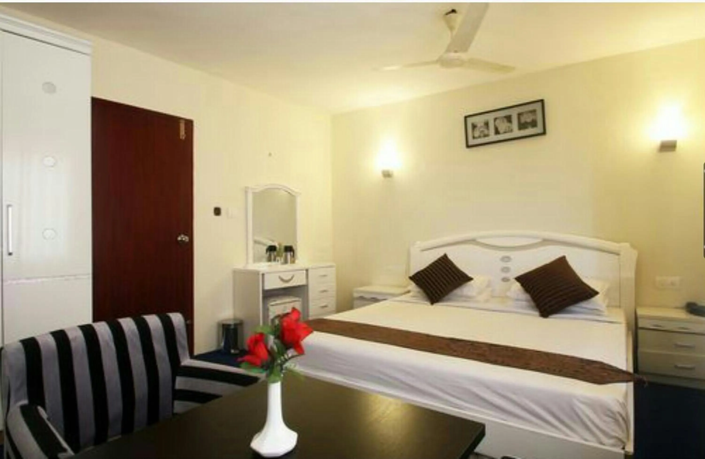 Deluxe Double Room with A/C - single occupancy in Green Park Residency