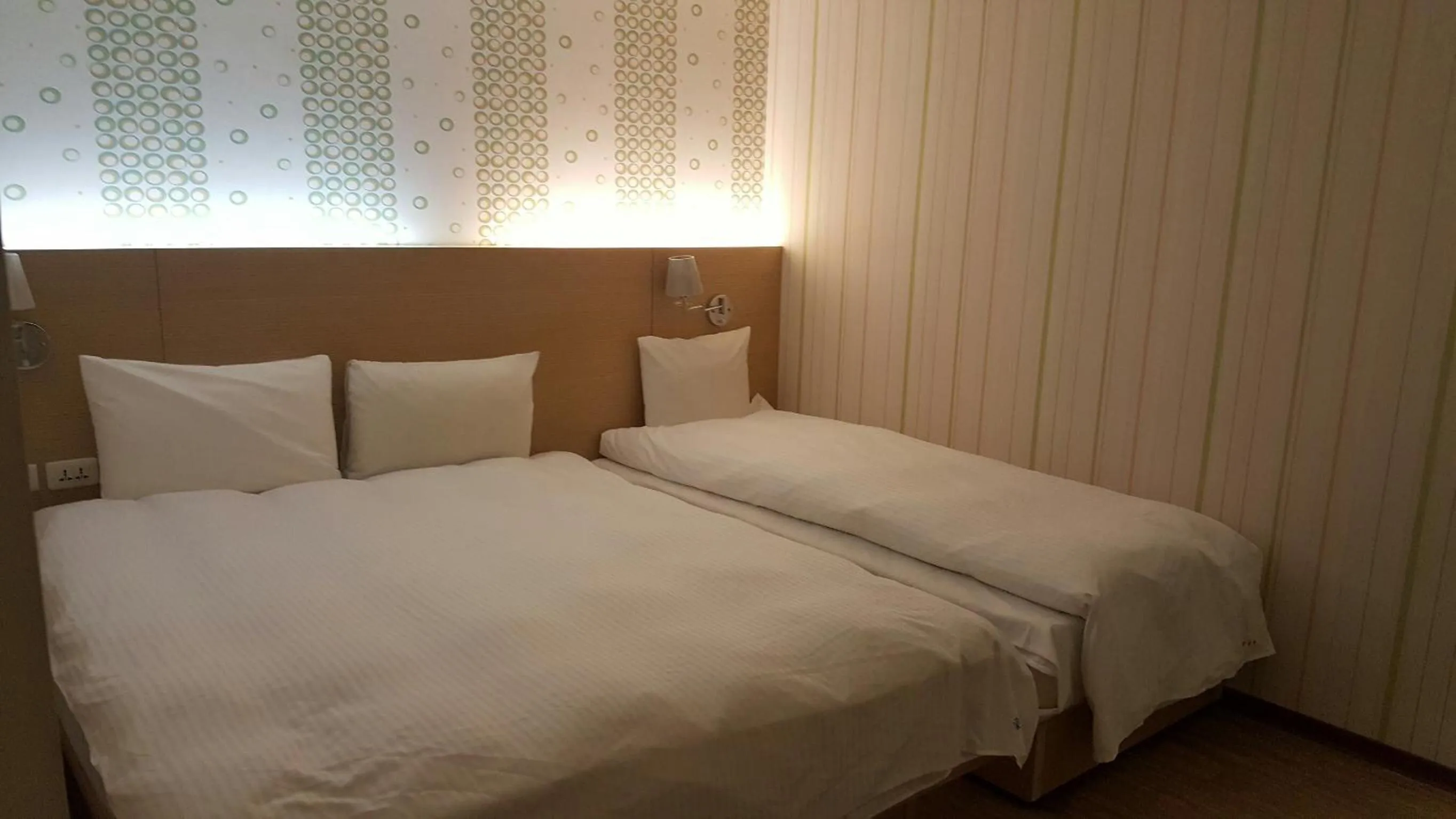 Economy Triple Room in Honey Prince