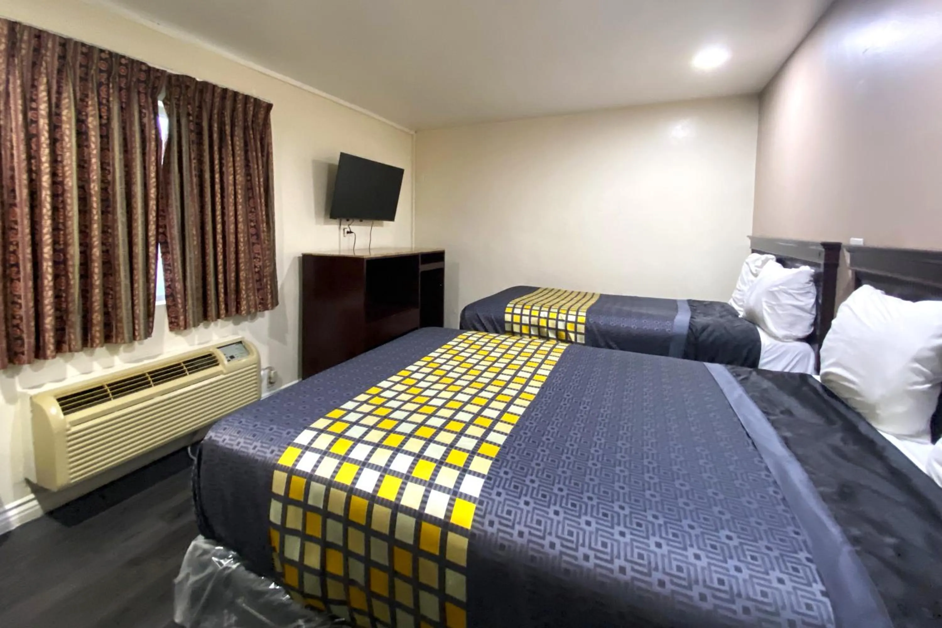 3 Queen Beds Smoking in Robinhood Motel Anaheim West