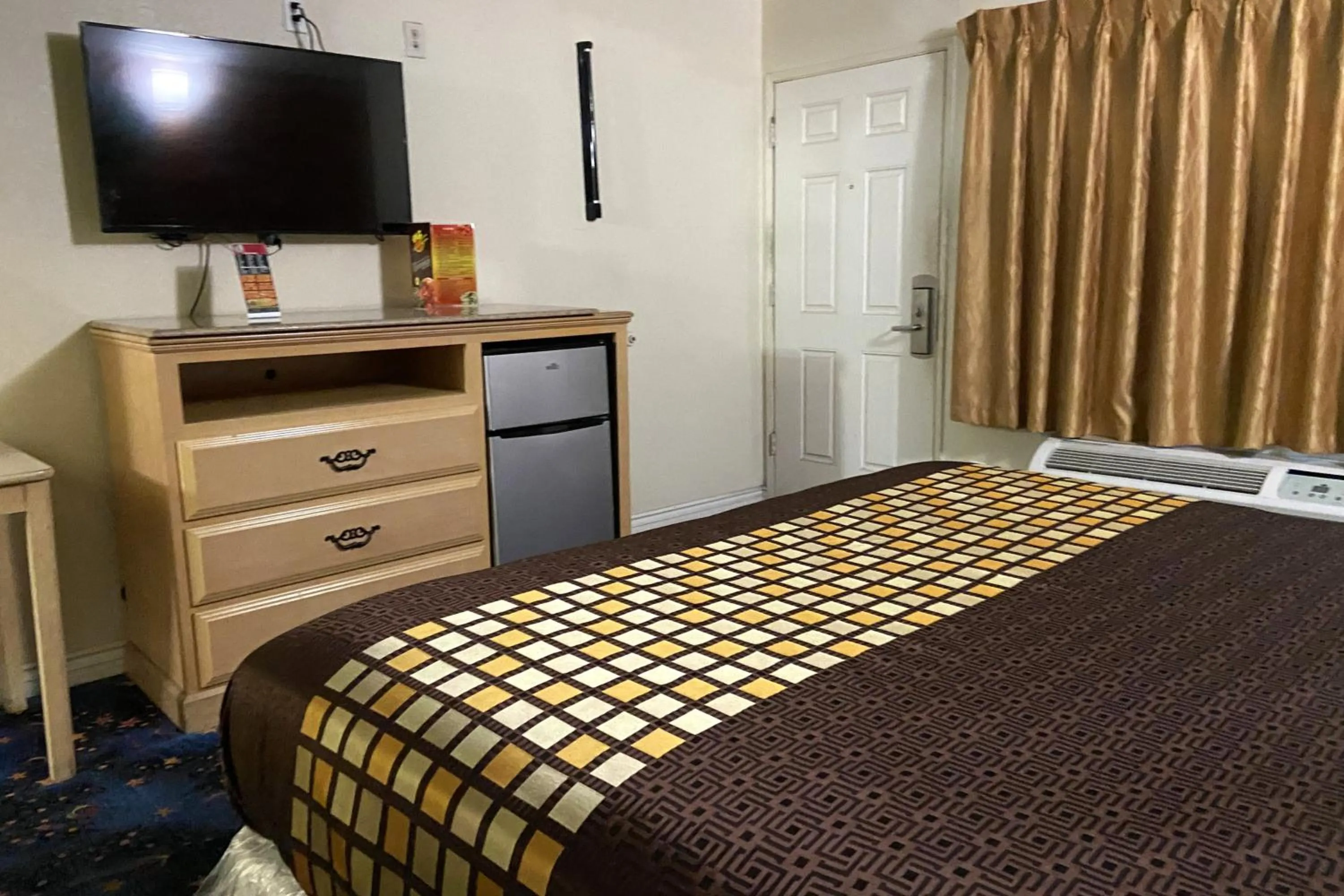 Queen Bed Smoking in Robinhood Motel Anaheim West