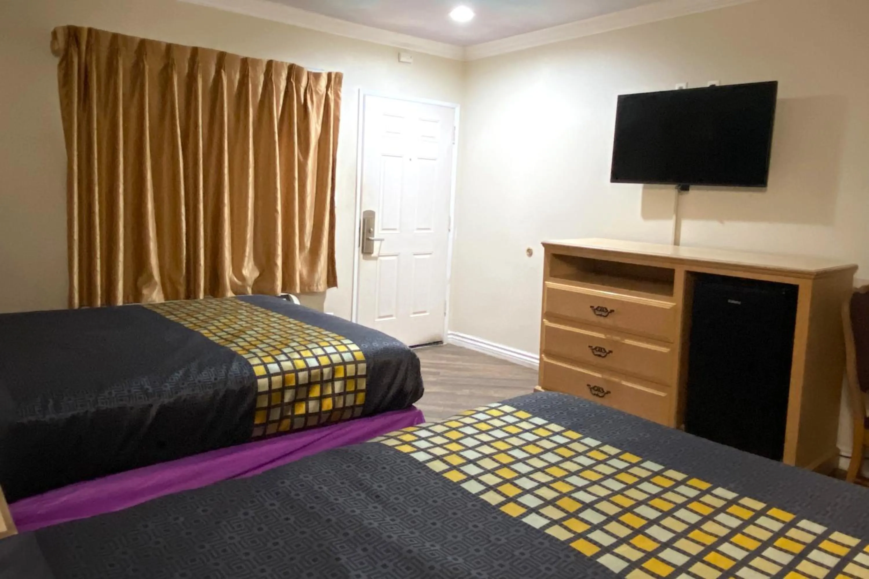 2 Queen Beds Non-Smoking in Robinhood Motel Anaheim West