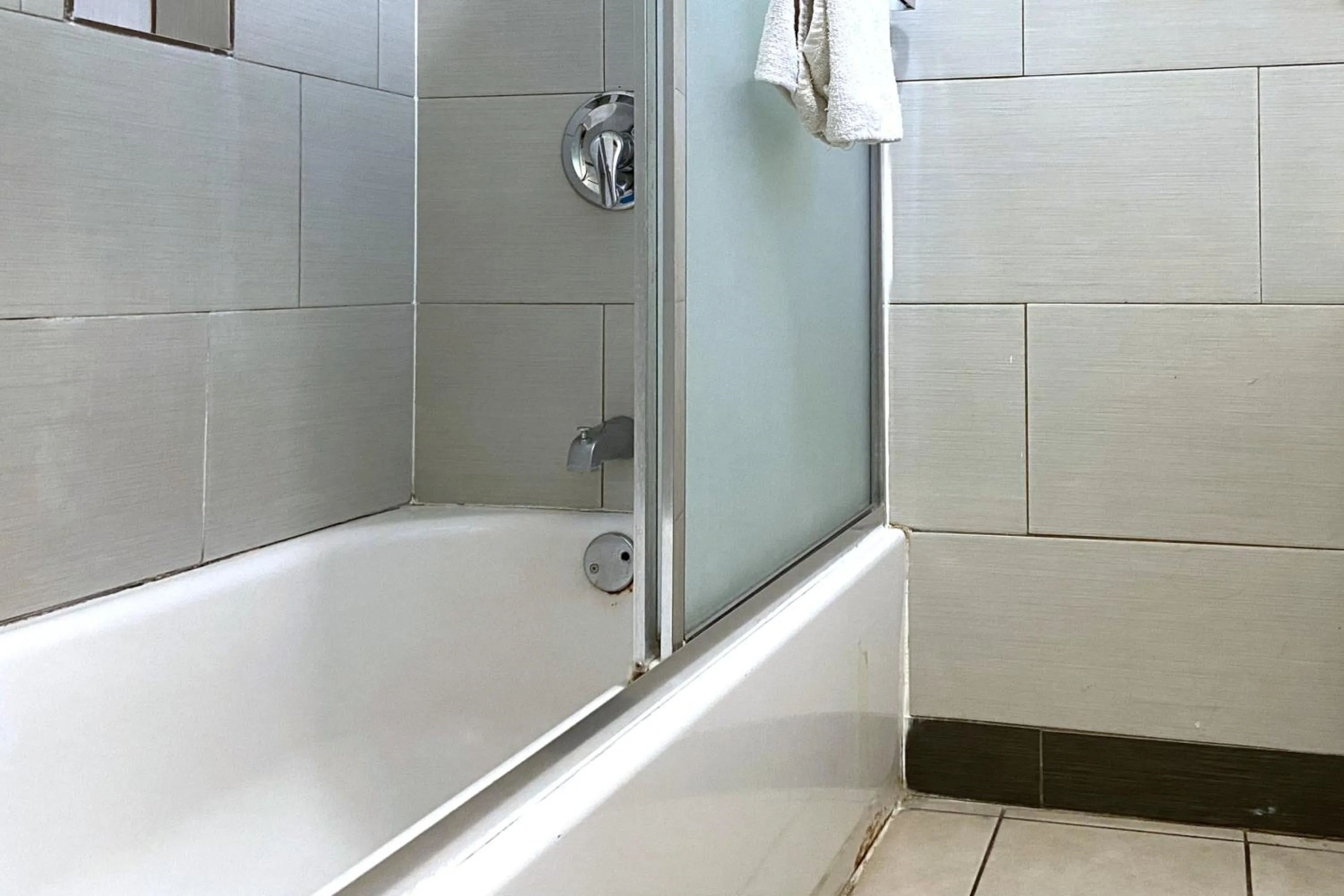 Queen Bed Accessible Non-Smoking in Robinhood Motel Anaheim West