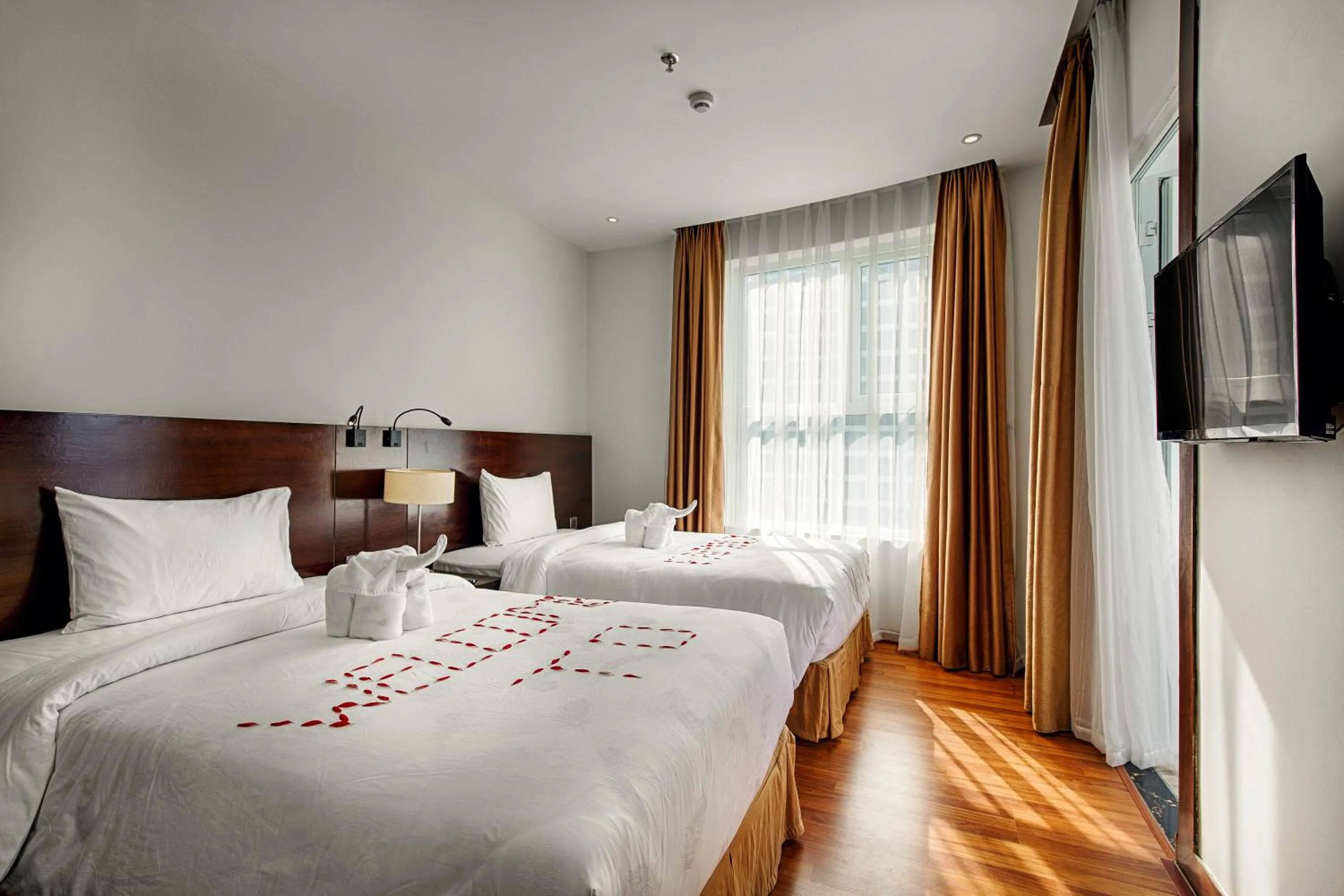 Photo of the whole room, Bed in Sofia Suite Hotel & Spa Da Nang - Free 01 Draught Beer and 20-minute Spa per Room