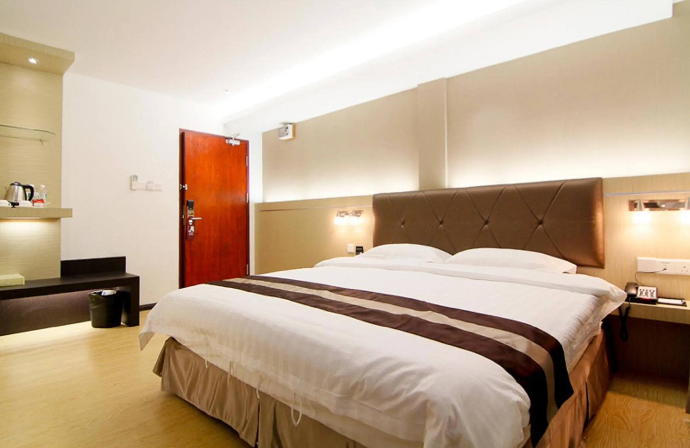 Deluxe King Room in Kingsley Hotel