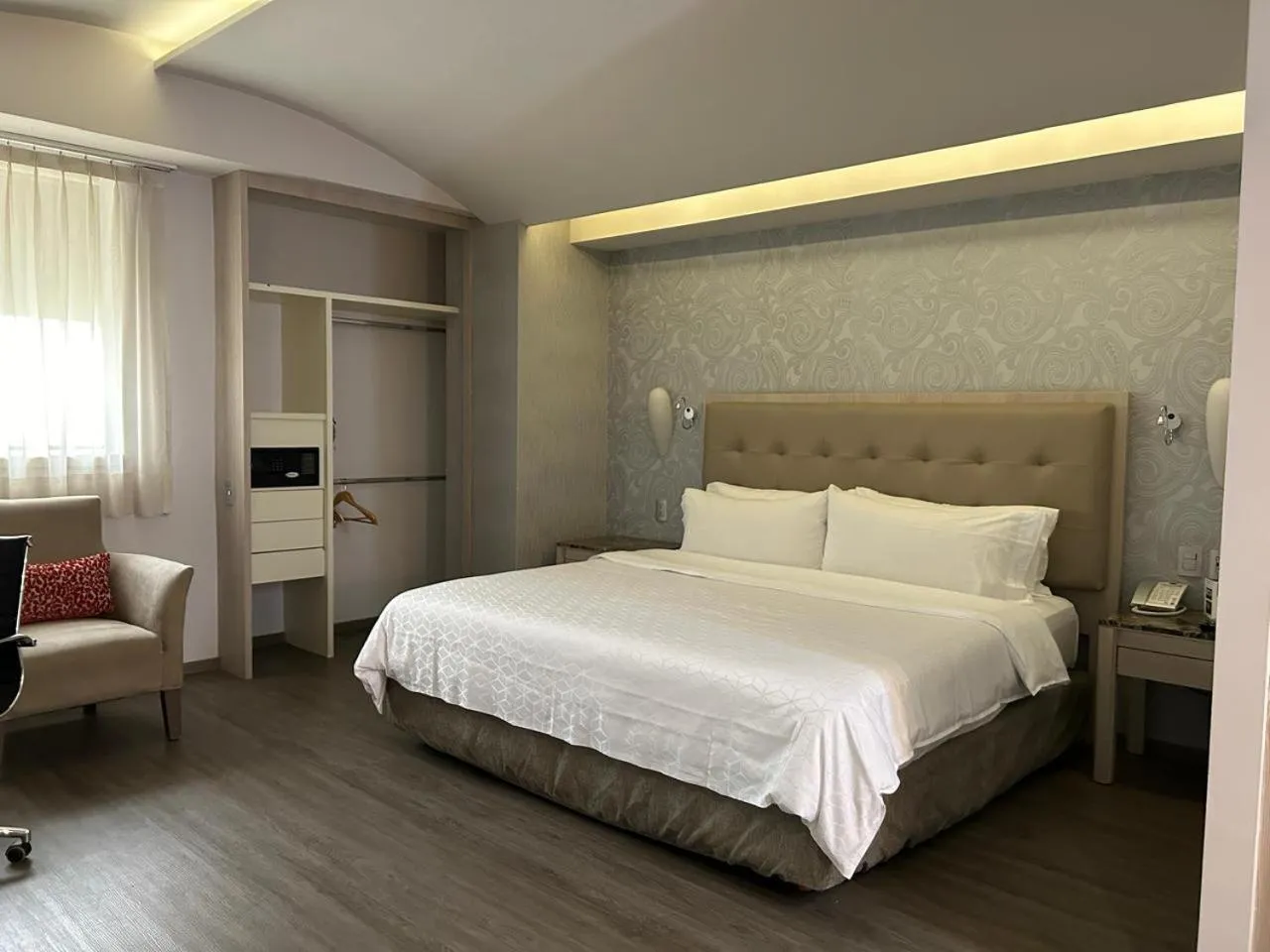 Standard King Room - Accessible in Holiday Inn Express Mexico- Toreo by IHG