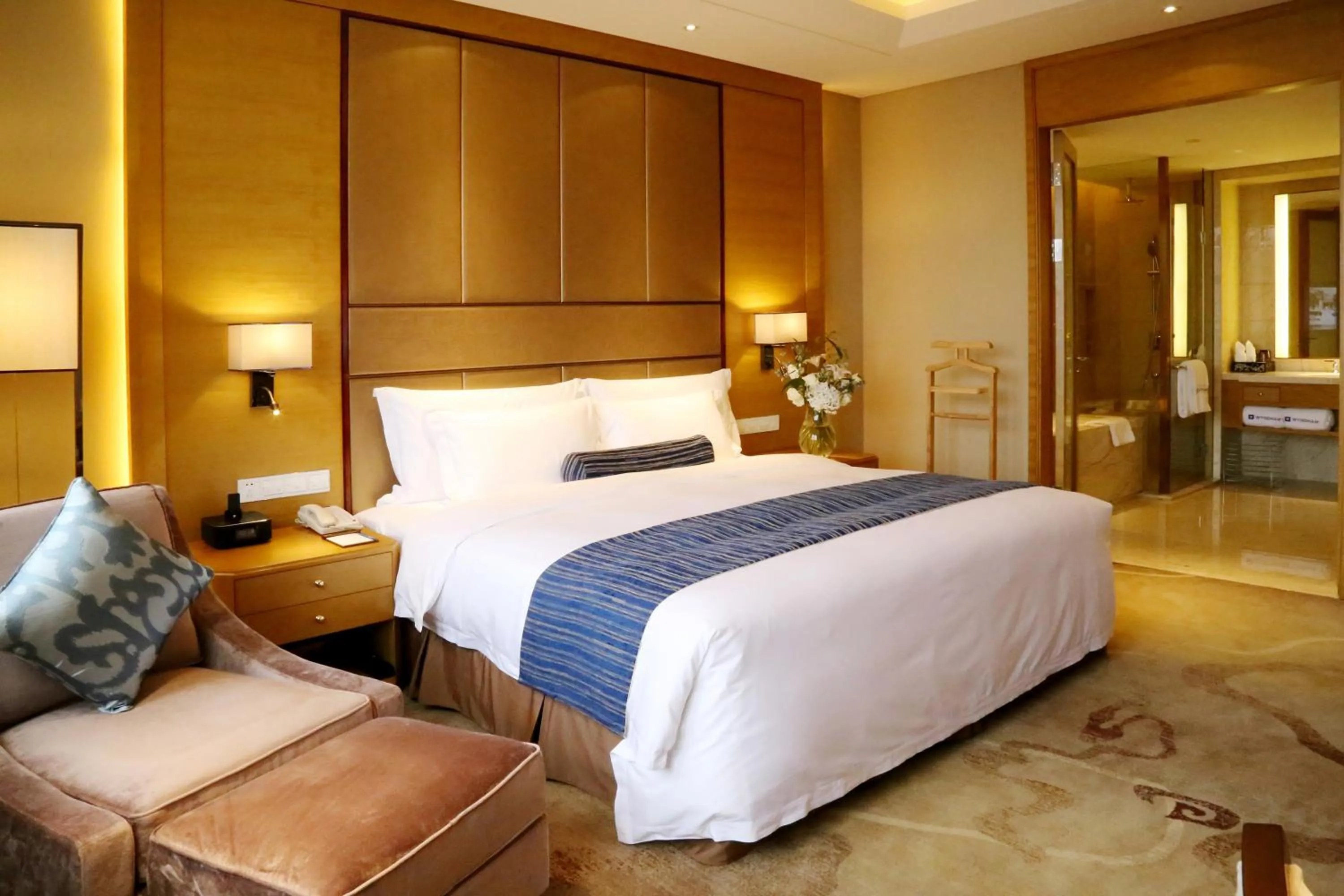 Premier King Room - Non-Smoking in Wyndham Jingzhou