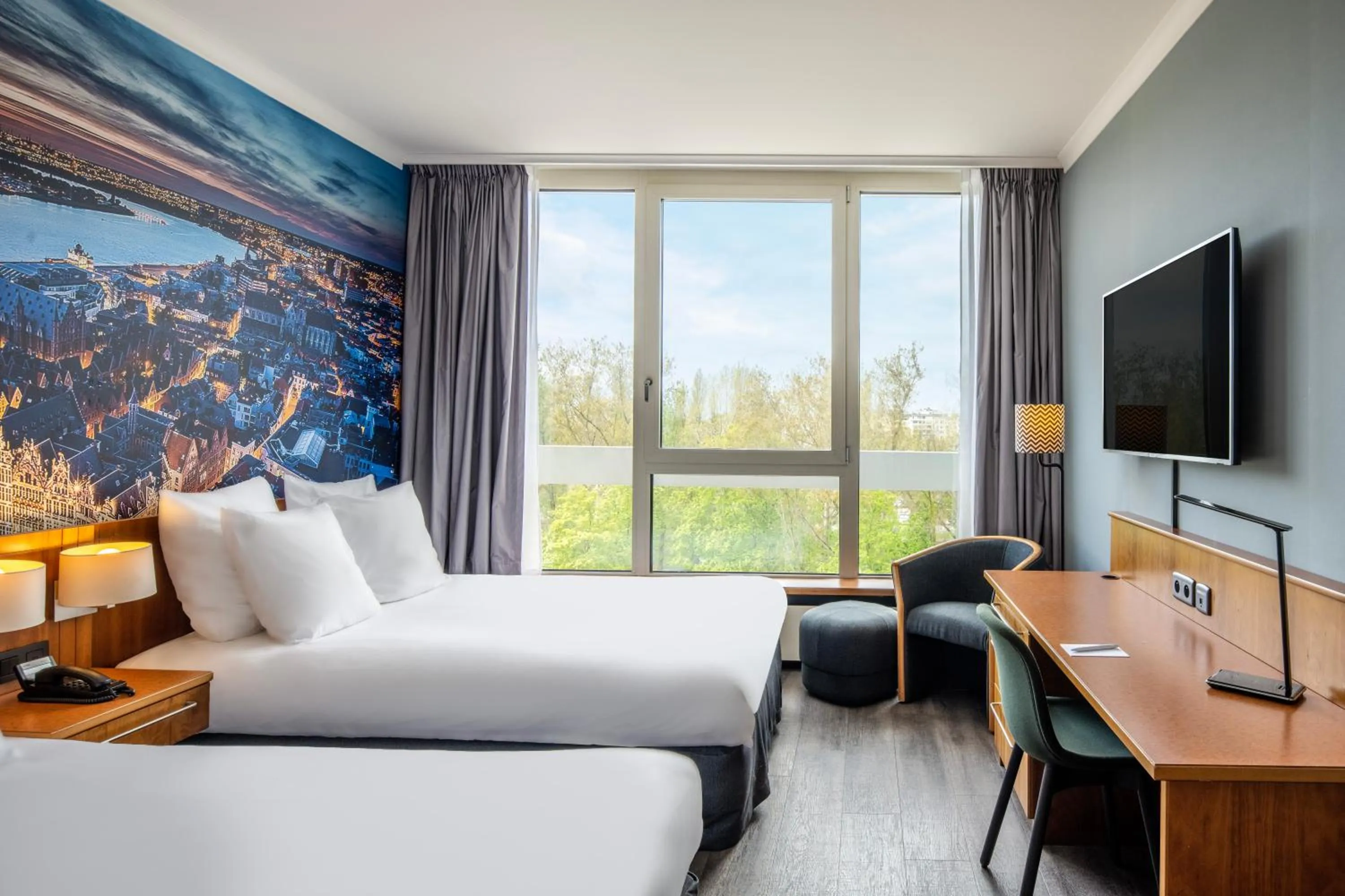 Standard Room with Two Queen Beds in Crowne Plaza Antwerpen by IHG