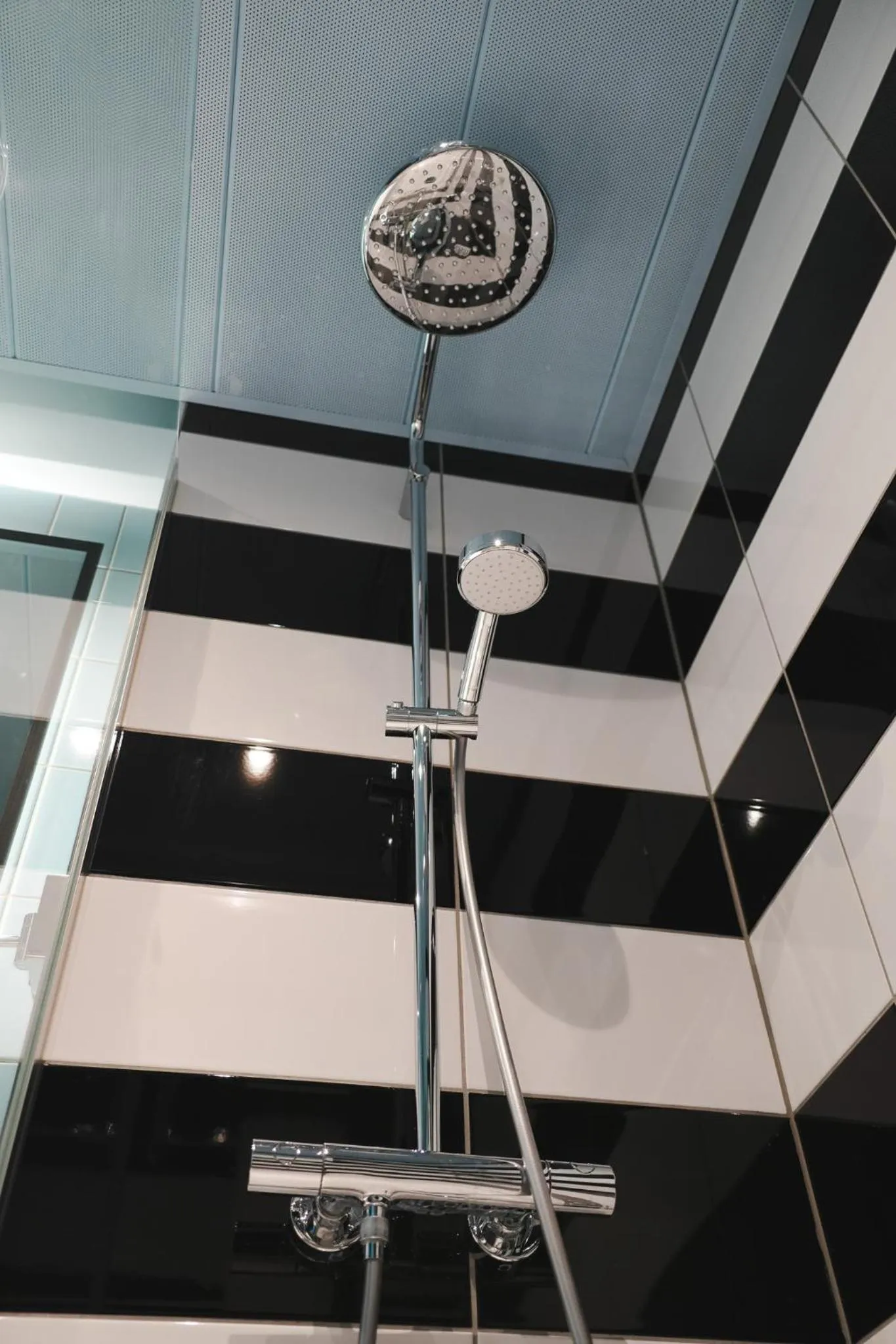 Double Room with Mobility Accessible Roll In Shower in Crowne Plaza Antwerpen by IHG