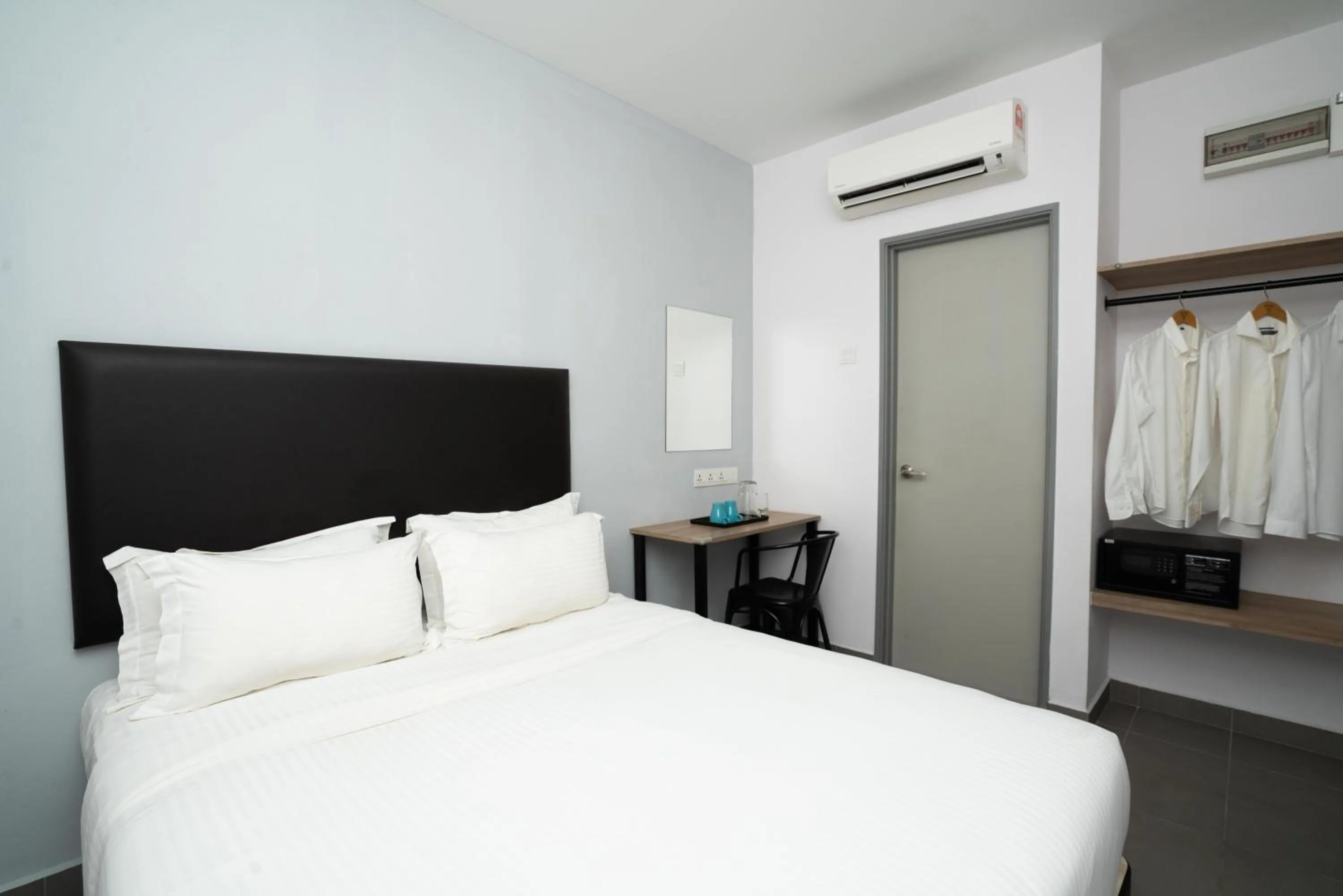 Deluxe Queen No Window in B Lot Hotel