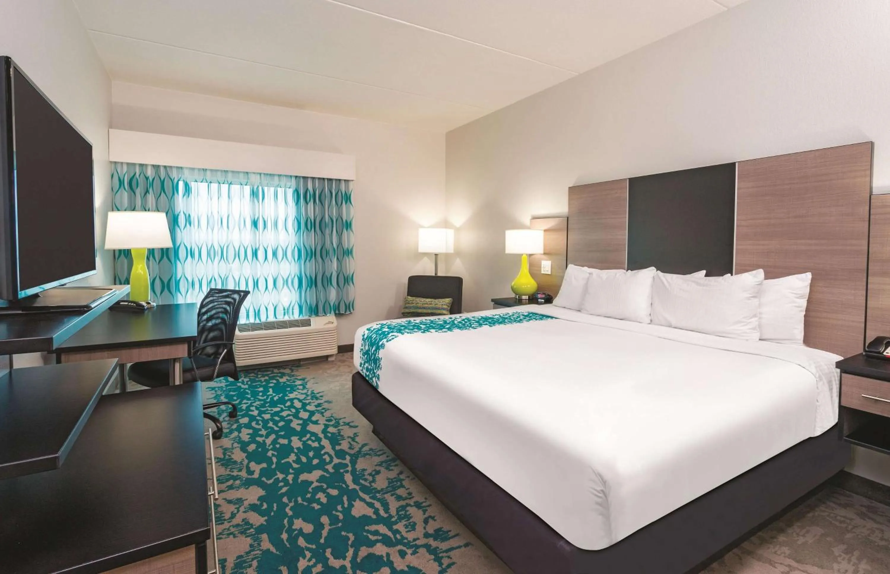 Deluxe King Room with Mobility/Hearing Access, Tub with Grab Bars, Non-Smoking in La Quinta by Wyndham Cleveland TN