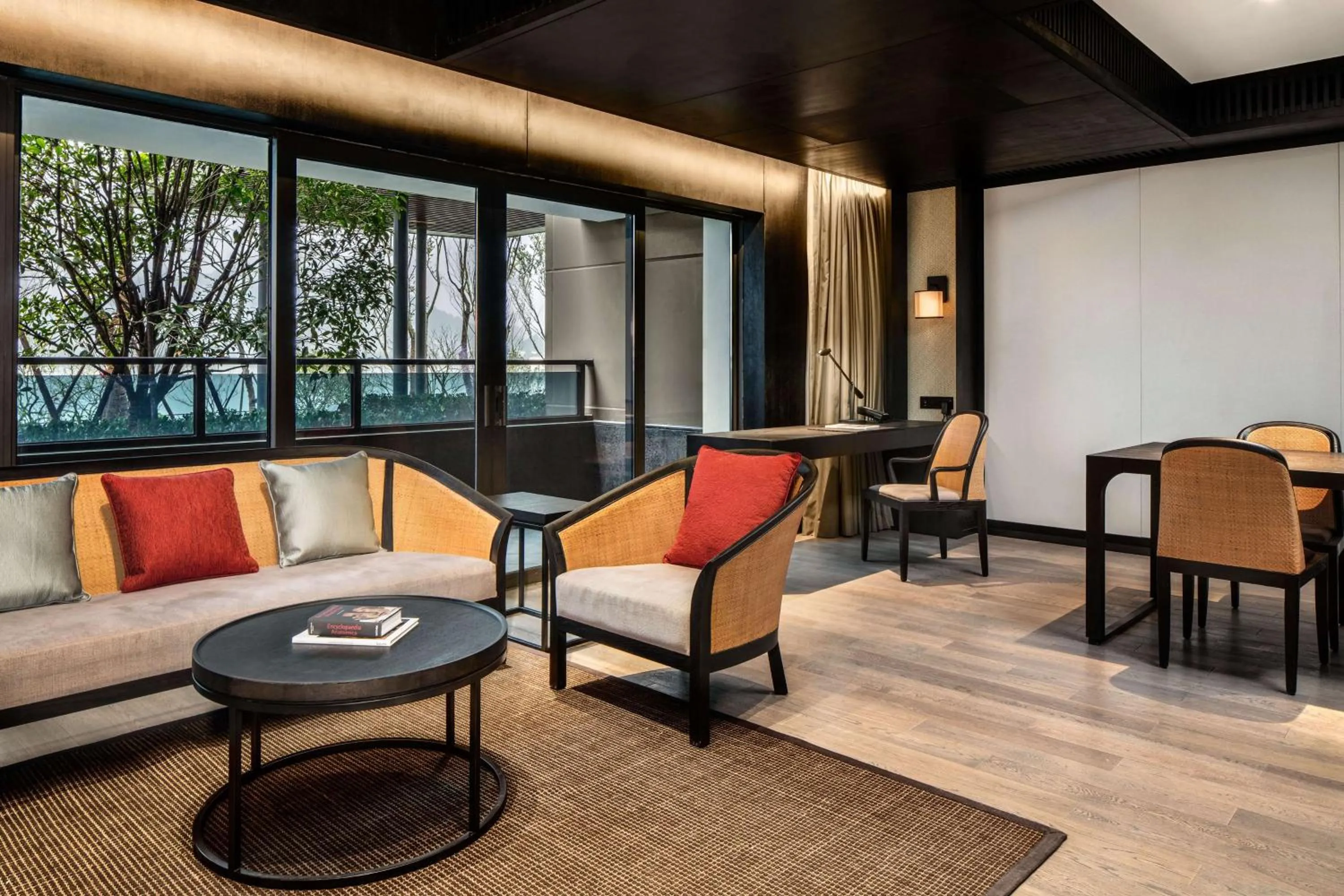 Courtyard Duplex Family Room with Lounge Access in Hilton Ningbo Dongqian Lake