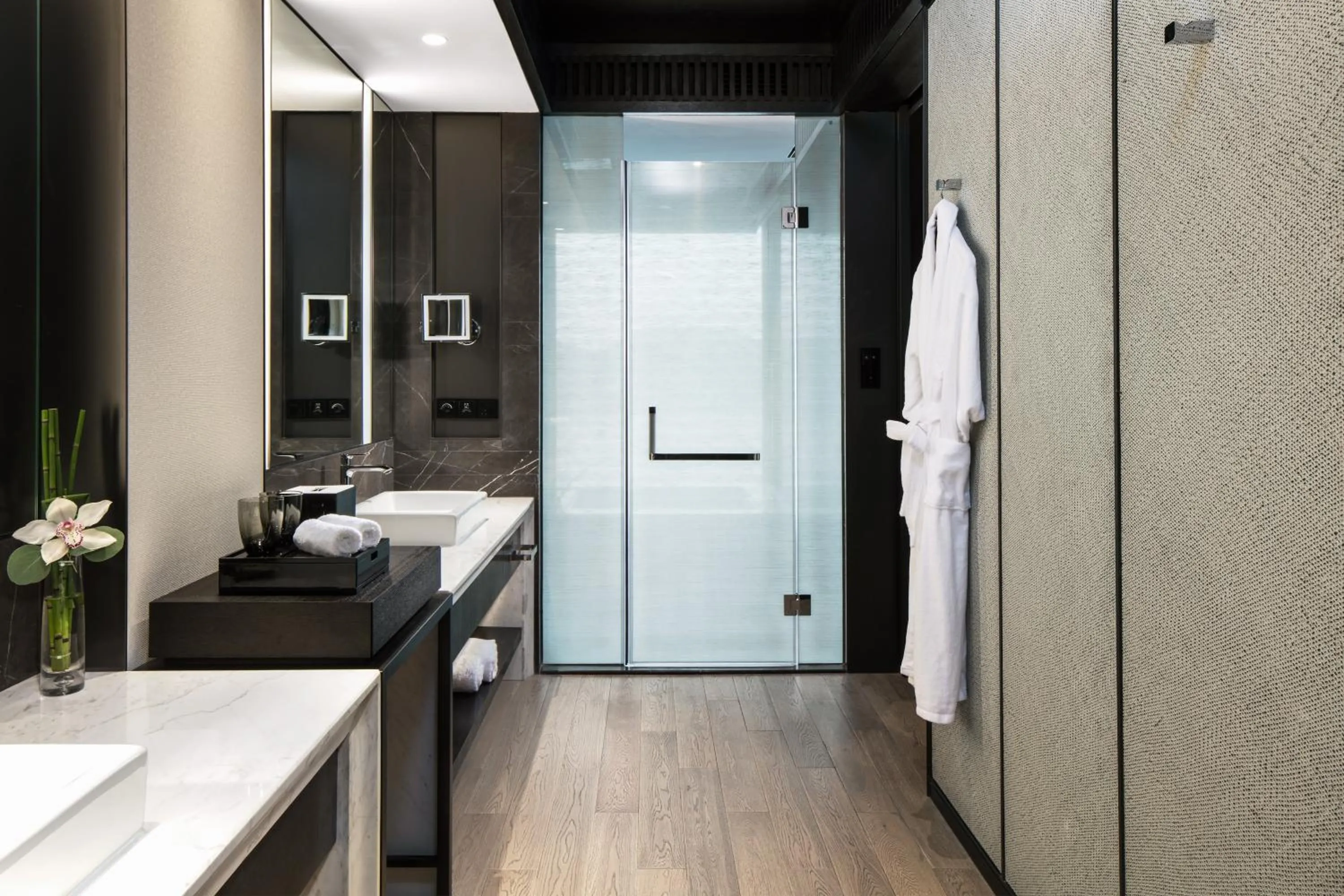 Executive Twin Room with Balcony and Lake View in Hilton Ningbo Dongqian Lake