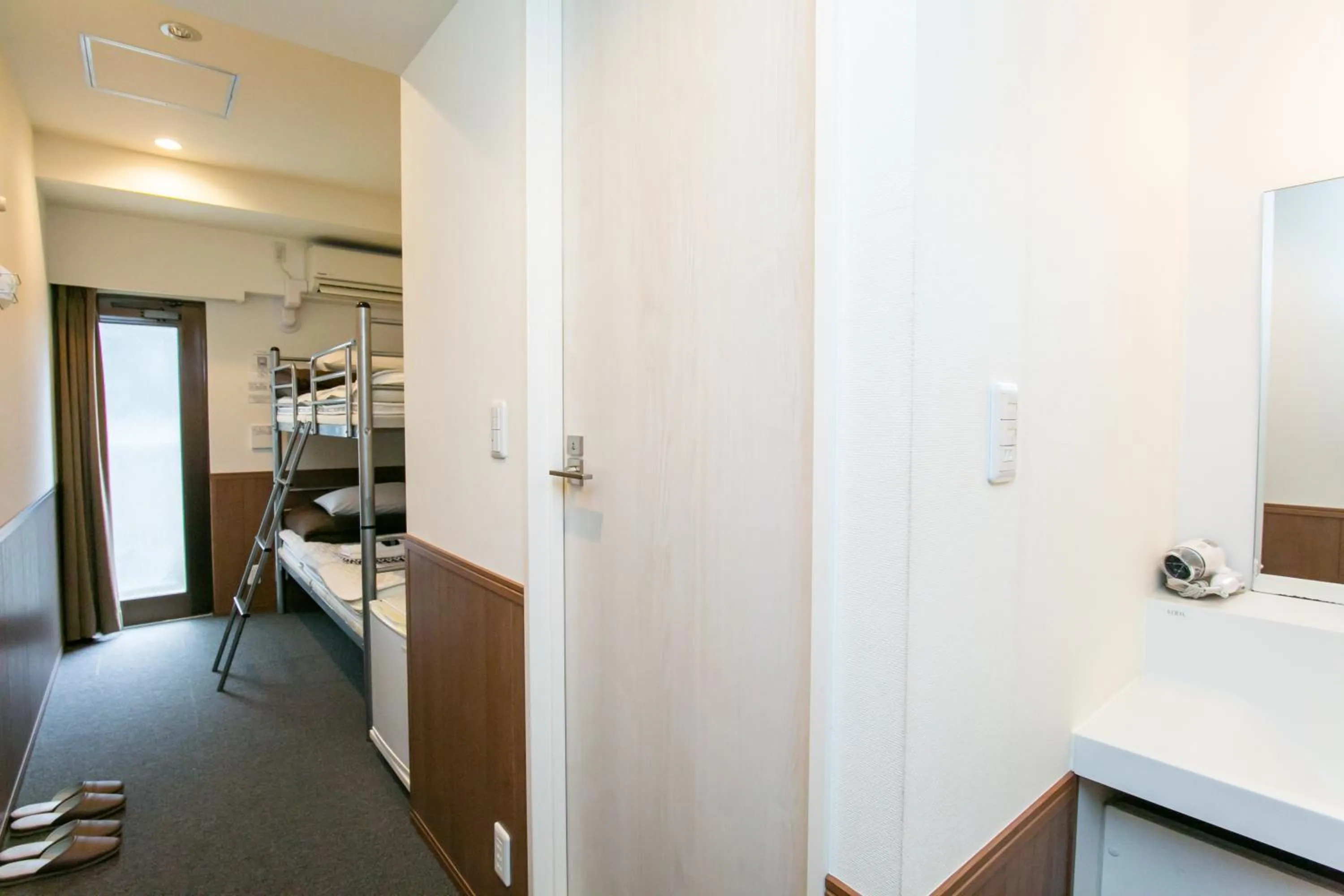 Twin Room with Bunk Bed and Shared Bathroom - single occupancy in Oak Hotel Edo