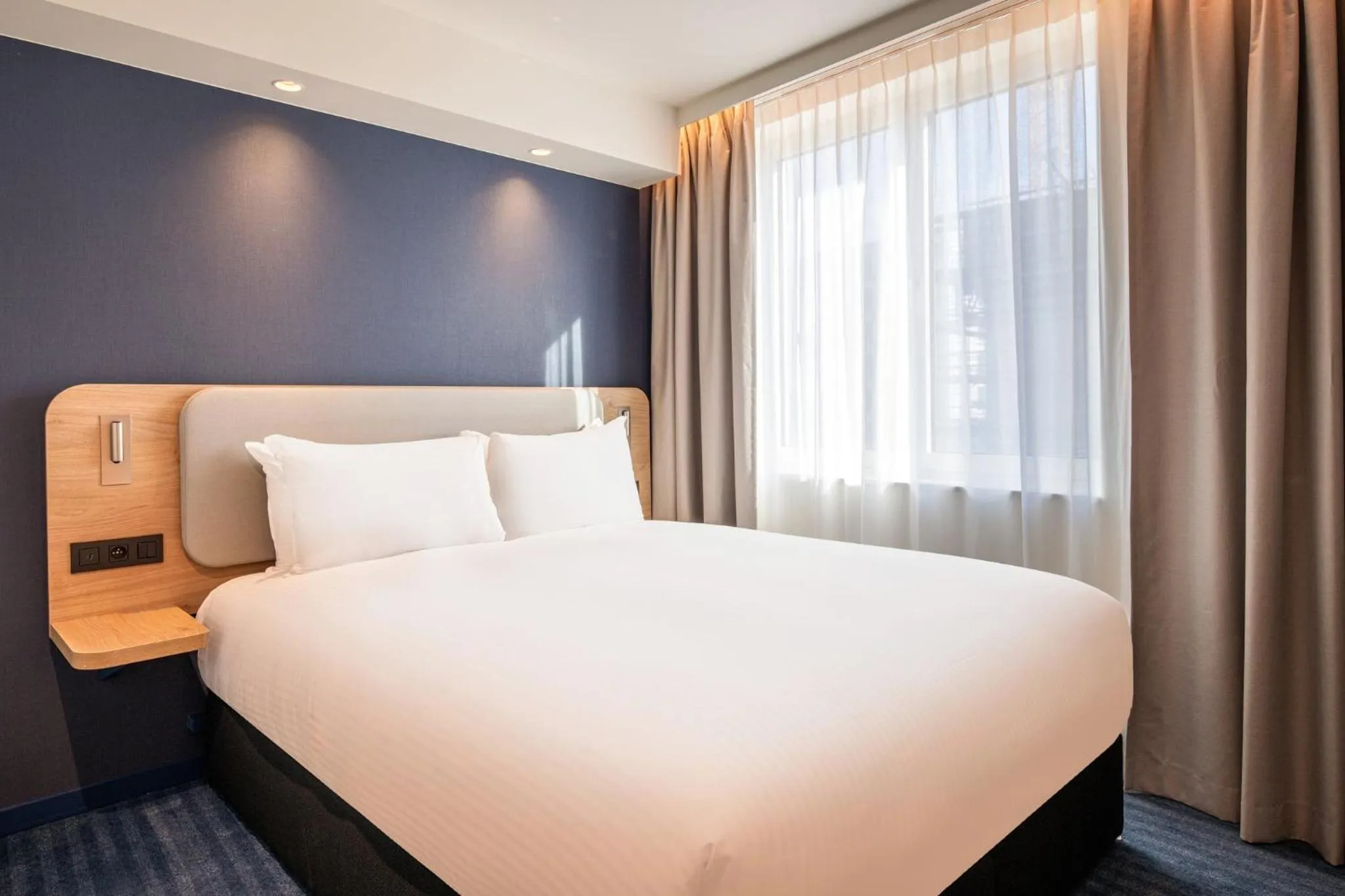 Standard Queen Room with Sofa Bed - Non-Smoking in Holiday Inn Express & Suites Ghent by IHG
