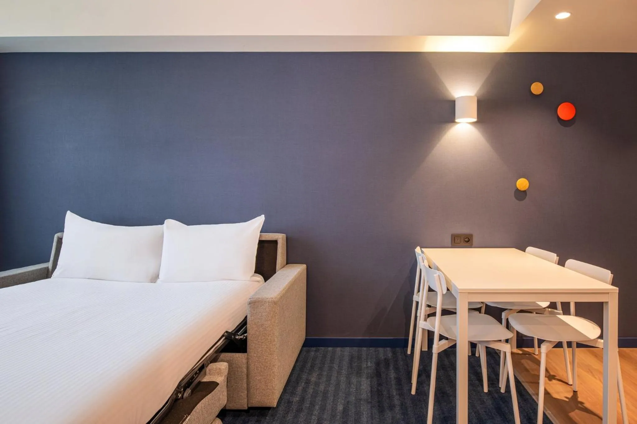 Queen Suite with Kitchenette and Sofa Bed in Holiday Inn Express & Suites Ghent by IHG