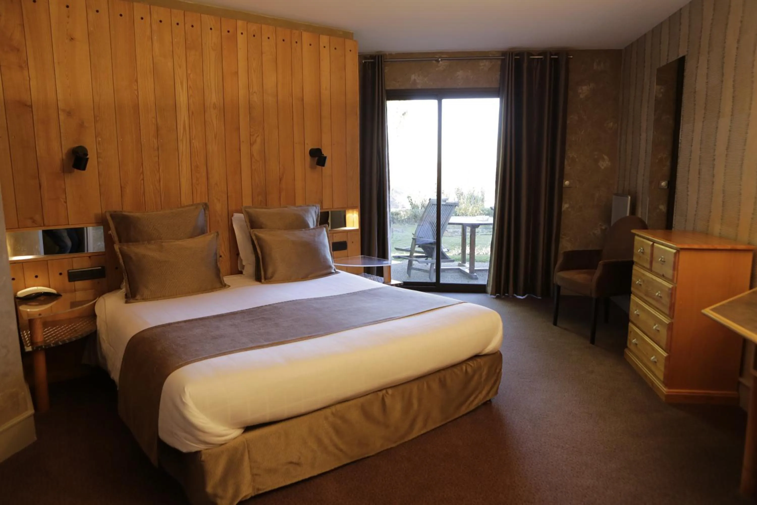 Comfort Double Room in Logis Auberge du Barrez