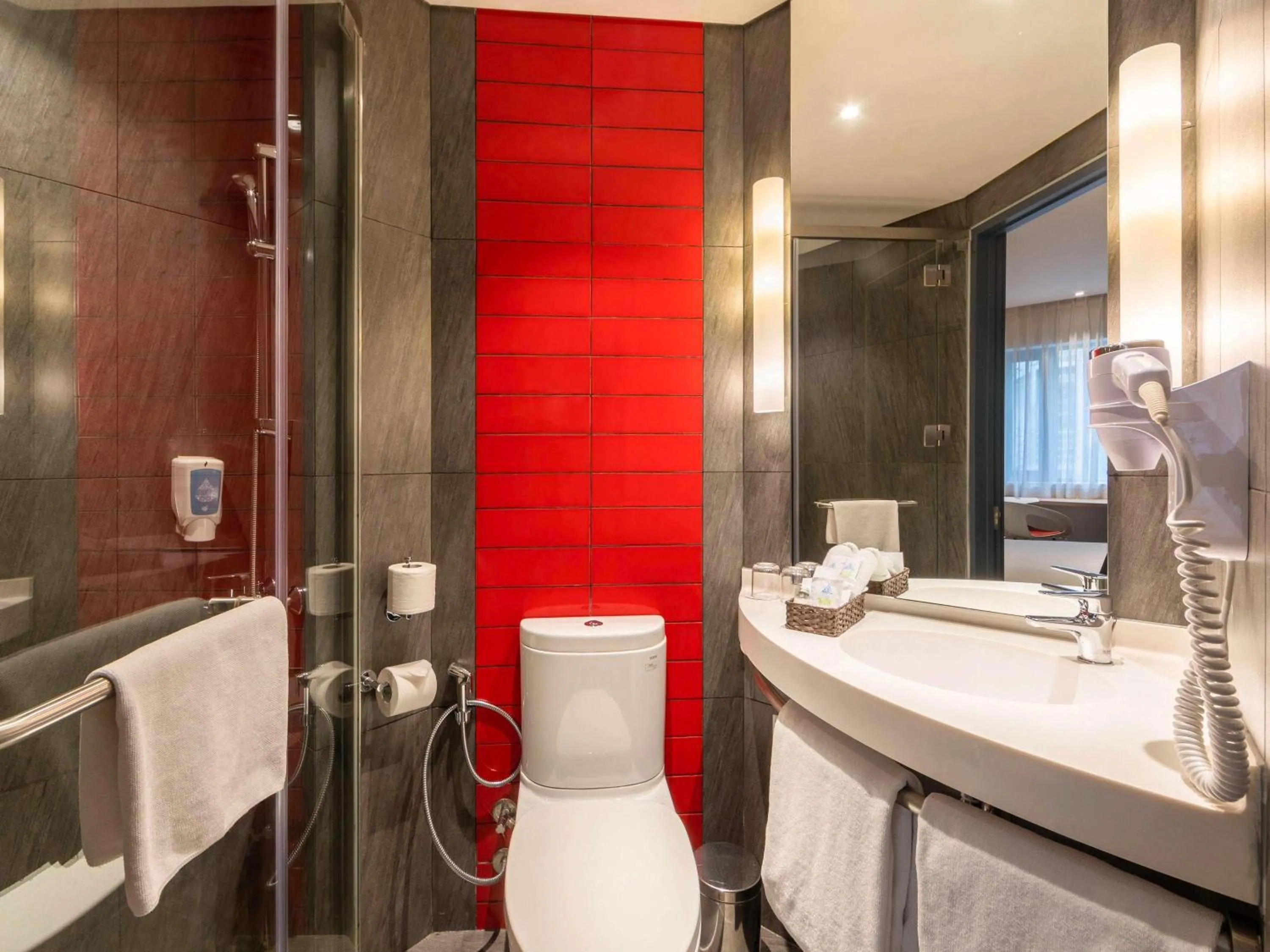 Standard Twin Room - Complimentary Round-trip Transfer to International Terminal upon request in Ibis Saigon Airport